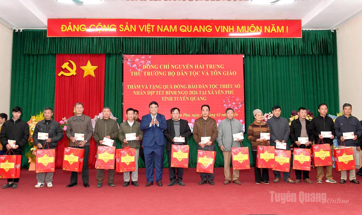 Thứ trưởng Bộ Dân tộc và Tôn giáo Nguyễn Hải Trung thăm, tặng quà đồng bào dân tộc thiểu số tại xã Yên Phú ​