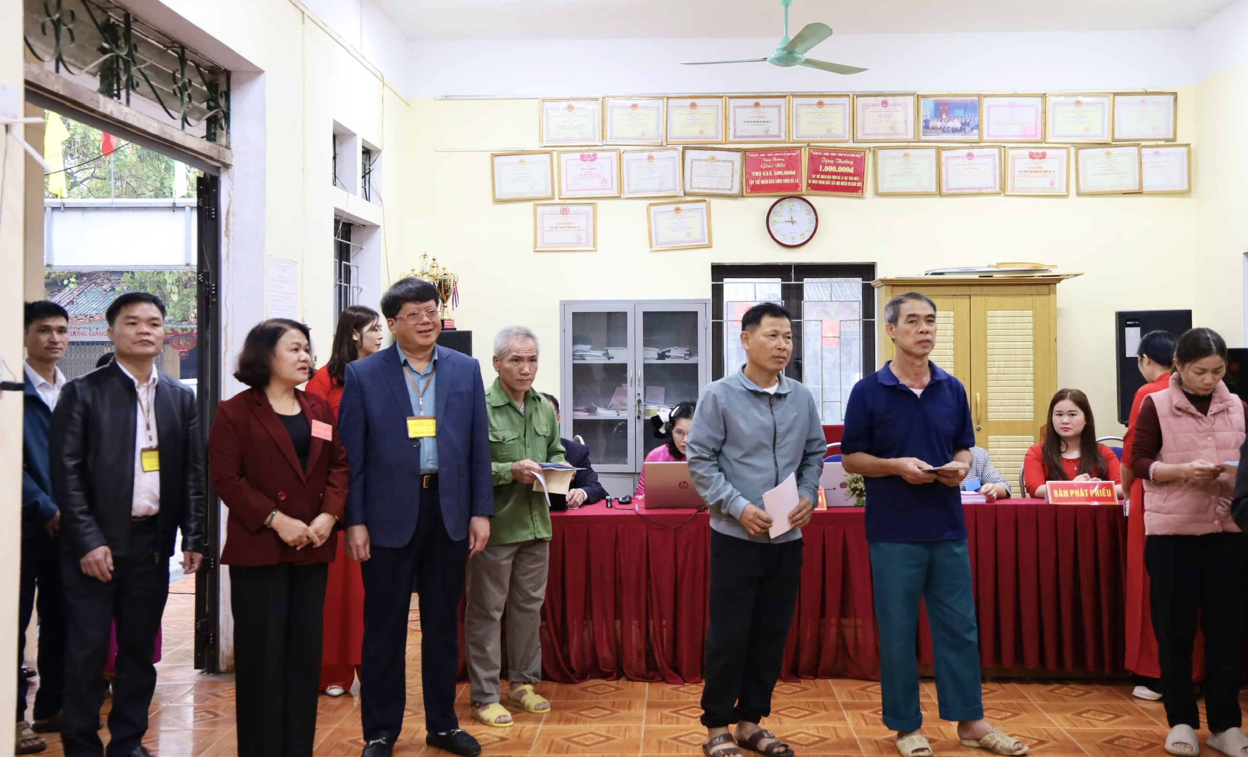 Đồng chí Phó Chủ tịch Thường trực Uỷ ban MTTQ Việt Nam tỉnh dự khai mạc bầu cử, thực hiện nghĩa vụ công dân và kiểm tra công tác bầu cử tại xã Minh Ngọc.