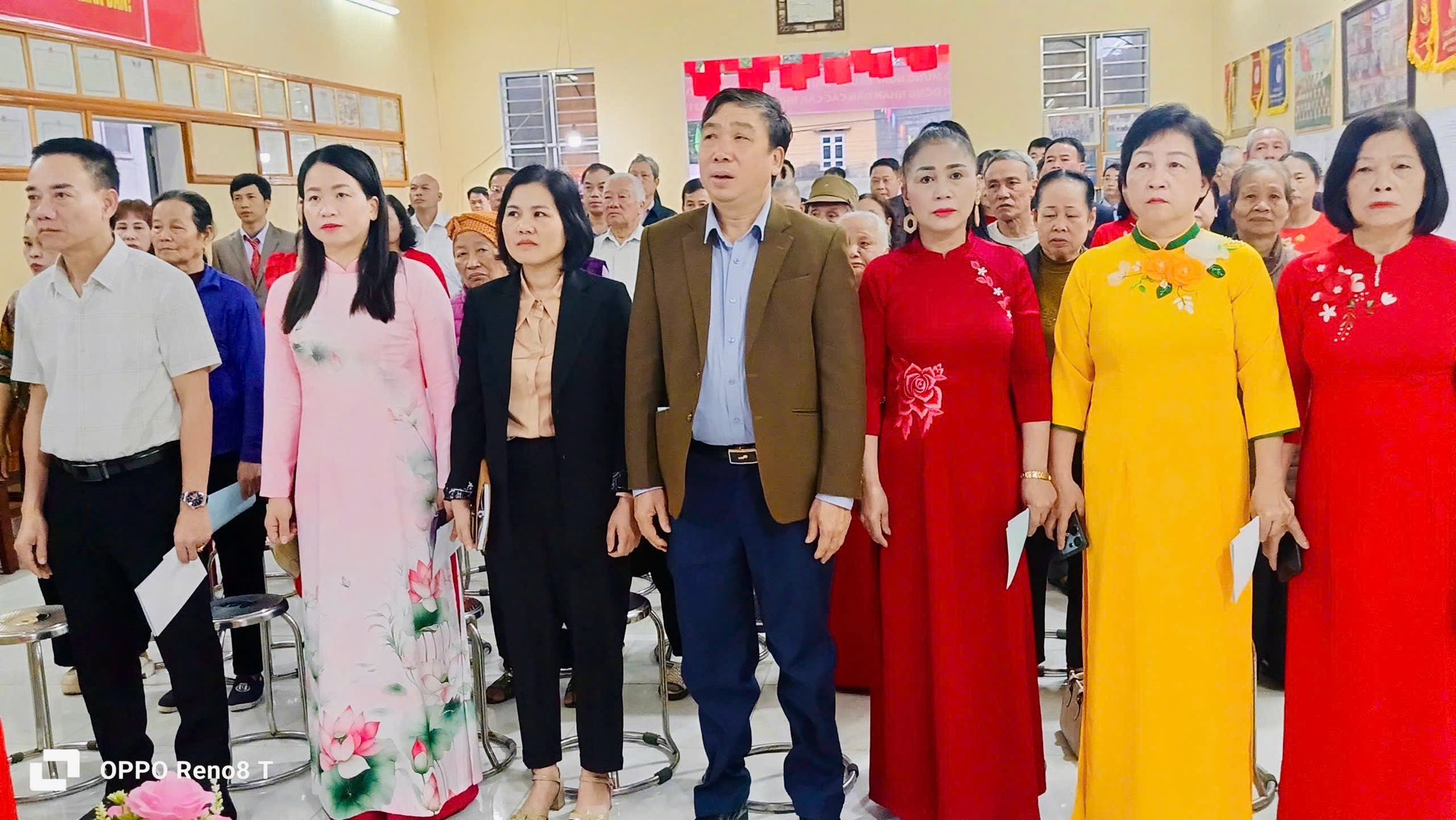 Đồng chí Phó Chủ tịch Uỷ ban MTTQ Việt Nam tỉnh Trần Thị Hoàn dự Lễ khai mạc và bỏ phiếu tại Khu vực bầu cử thôn Đoàn Kết, xã Sơn Dương