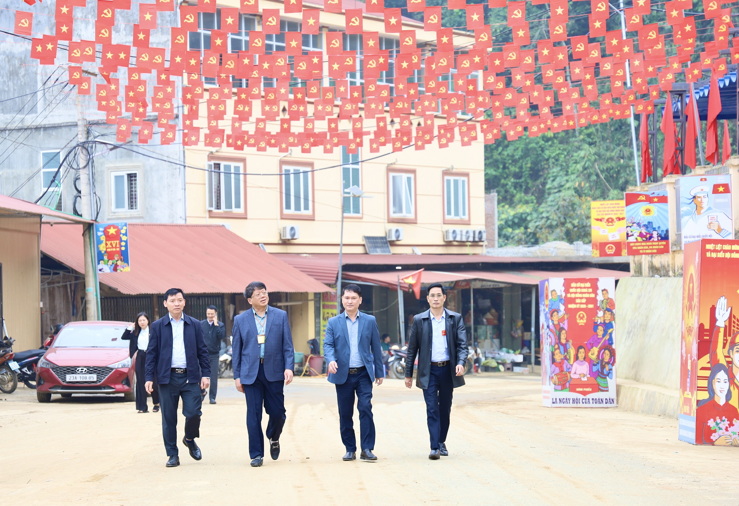 Đồng chí Hà Trung Kiên, Ủy viên Ban Thường vụ Tỉnh ủy, Phó Chủ tịch Thường trực Uỷ ban MTTQ Việt Nam tỉnh, Phó Chủ tịch Ủy ban Bầu cử tỉnh kiểm tra công tác bỏ phiếu, thăm, động viên lục lượng làm nhiệm vụ tại một số điểm bỏ phiếu của xã Bắc Mê, xã Đường Hồng