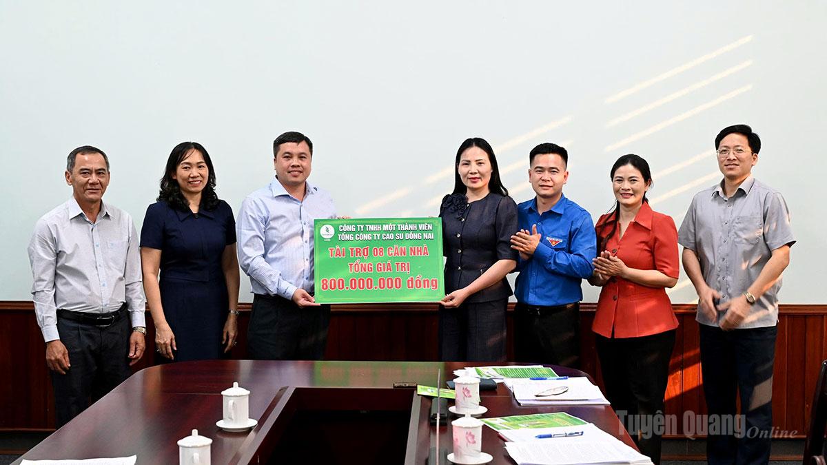 Tổng Công ty Cao su Đồng Nai trao tặng 8 ngôi nhà vào Quỹ vì người nghèo tỉnh Tuyên Quang với tổng trị giá 800 triệu đồng