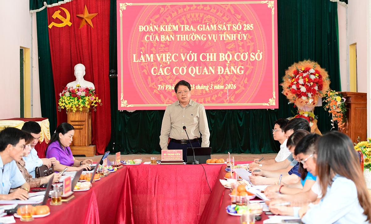 Đồng chí Hà Trung Kiên, Ủy viên Ban Thường vụ Tỉnh ủy, Phó Chủ tịch Thường trực Ủy Ban Mặt trận Tổ quốc Việt Nam tỉnh Tuyên Quang làm việc với Chi bộ các cơ quan Đảng xã Tri Phú.