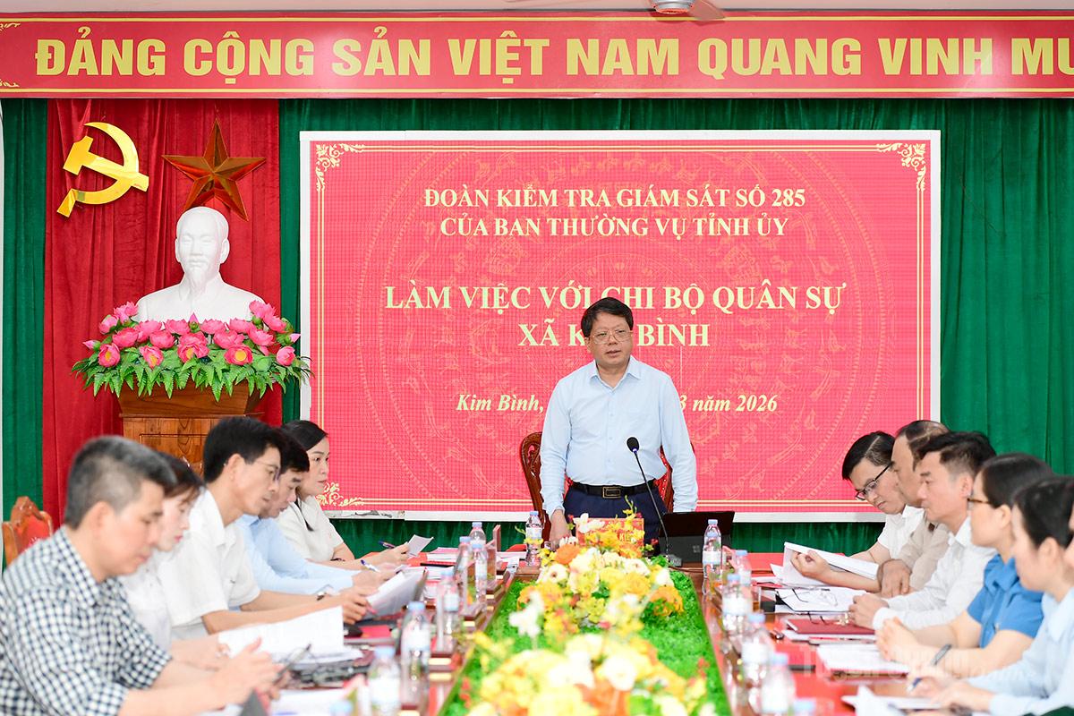 Đồng chí Hà Trung Kiên, Ủy viên Ban Thường vụ Tỉnh ủy, Phó Chủ tịch Thường trực Ủy ban Mặt trận Tổ quốc Việt Nam tỉnh Tuyên Quang làm  việc với Chi bộ Quân sự xã Kim Bình.