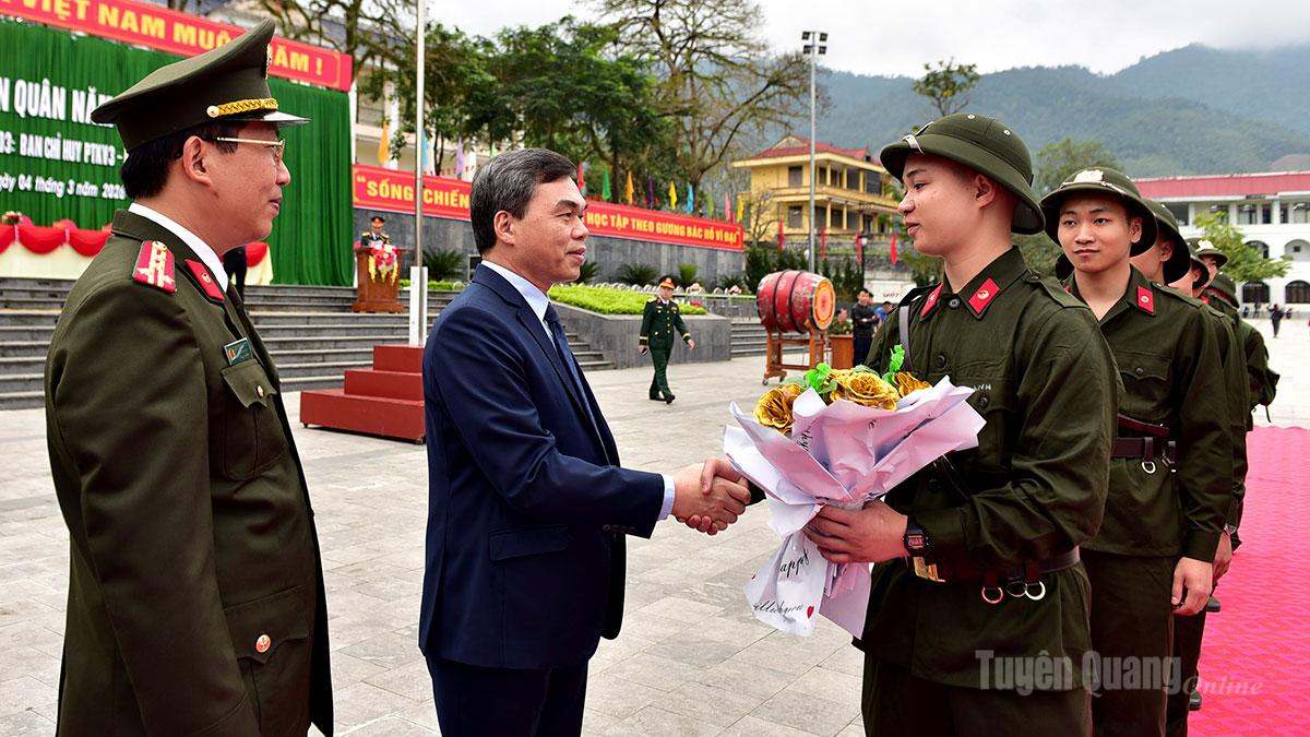 Phó Bí thư Tỉnh ủy, Chủ tịch Ủy ban MTTQ Việt Nam tỉnh Ma Thế Hồng dự Lễ giao nhận quân tại Bắc Quang