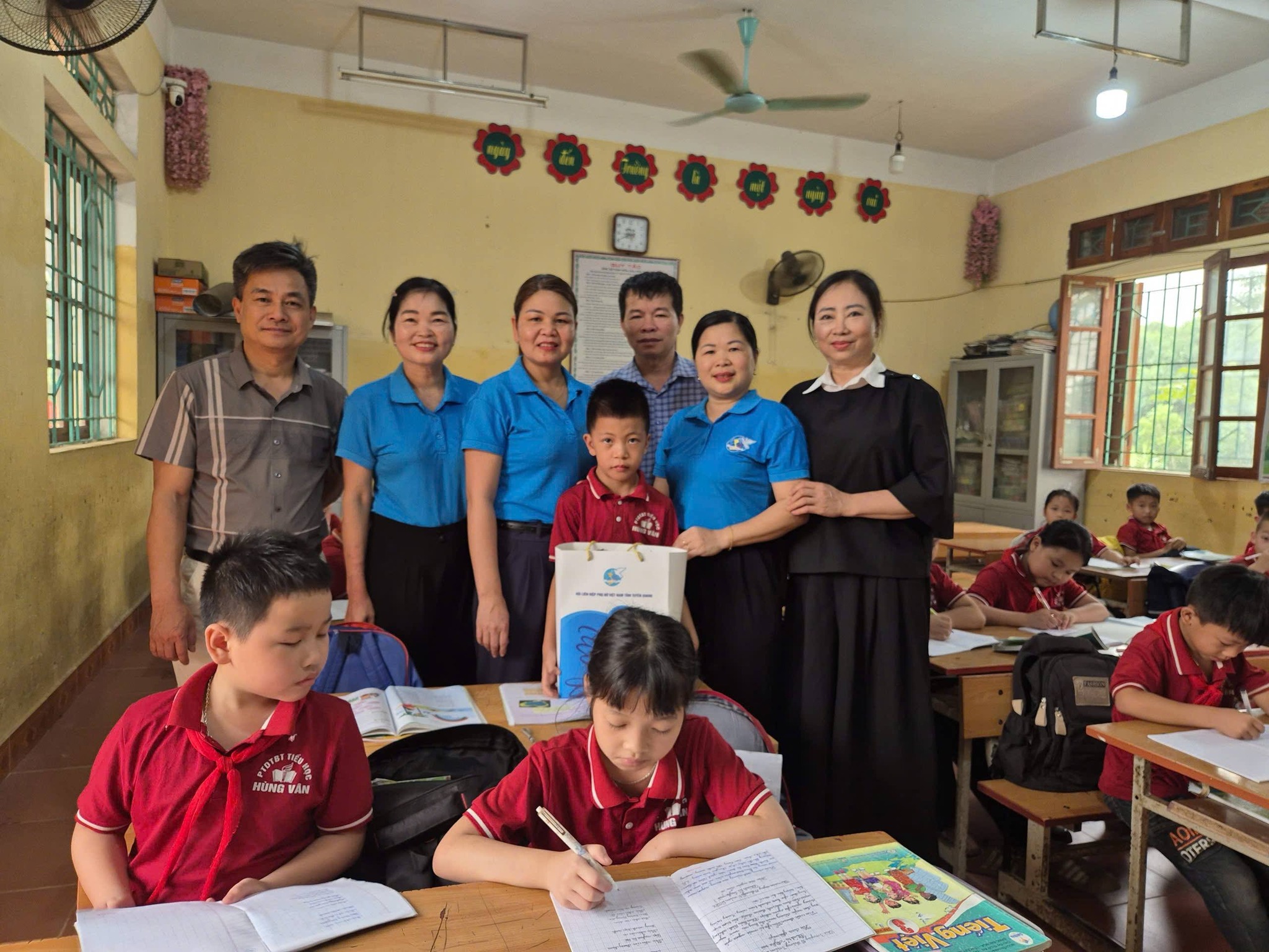 XÃ HÙNG ĐỨC: Hội LHPN xã Hùng Đức thăm hỏi, tặng quà nhân Ngày Người khuyết tật Việt Nam 18/4