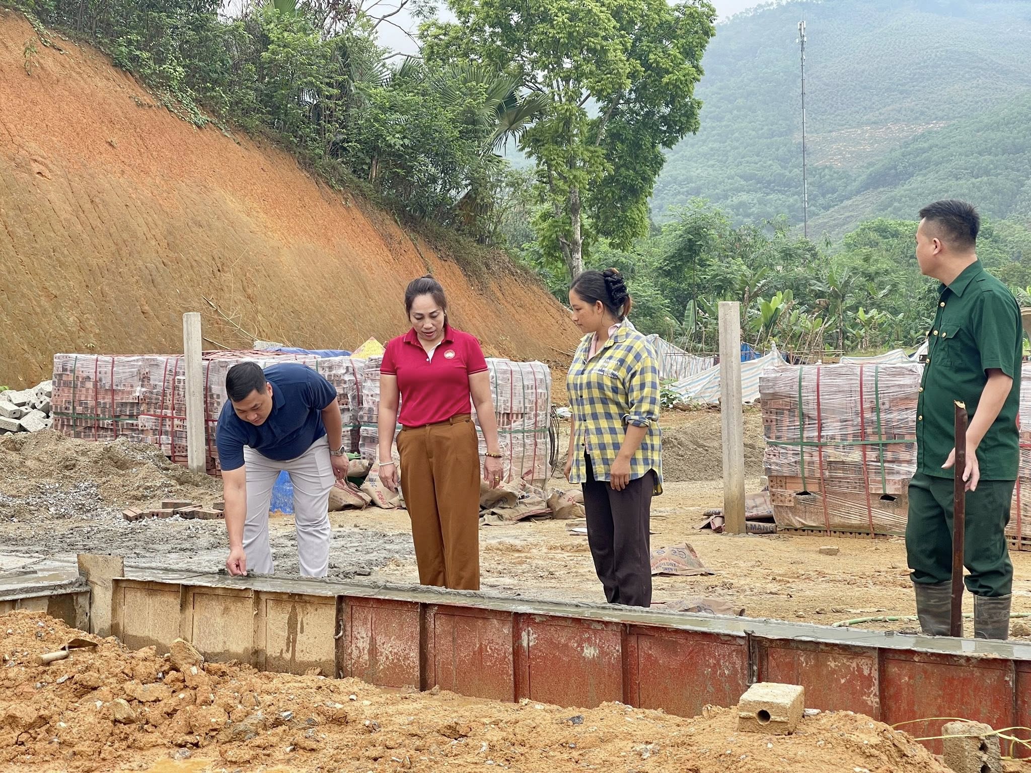 Xã Nhữ Khê: Ủy ban MTTQ xã vận động hỗ trợ hộ nghèo làm nhà ở
