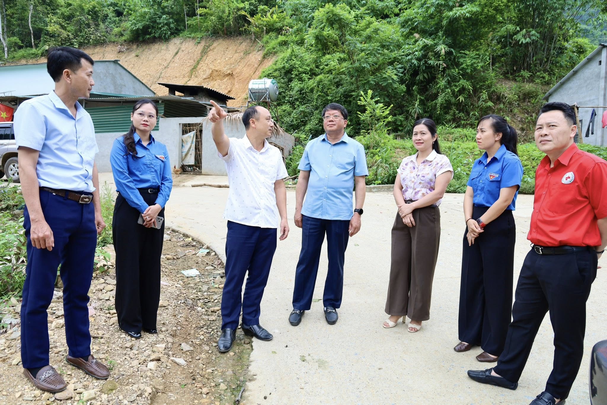 Đồng chí Phó Chủ tịch Thường trực Ủy ban MTTQ Việt Nam tỉnh kiểm tra, nắm tình hình công tác sắp xếp thôn, tổ dân phố tại xã Kiên Đài