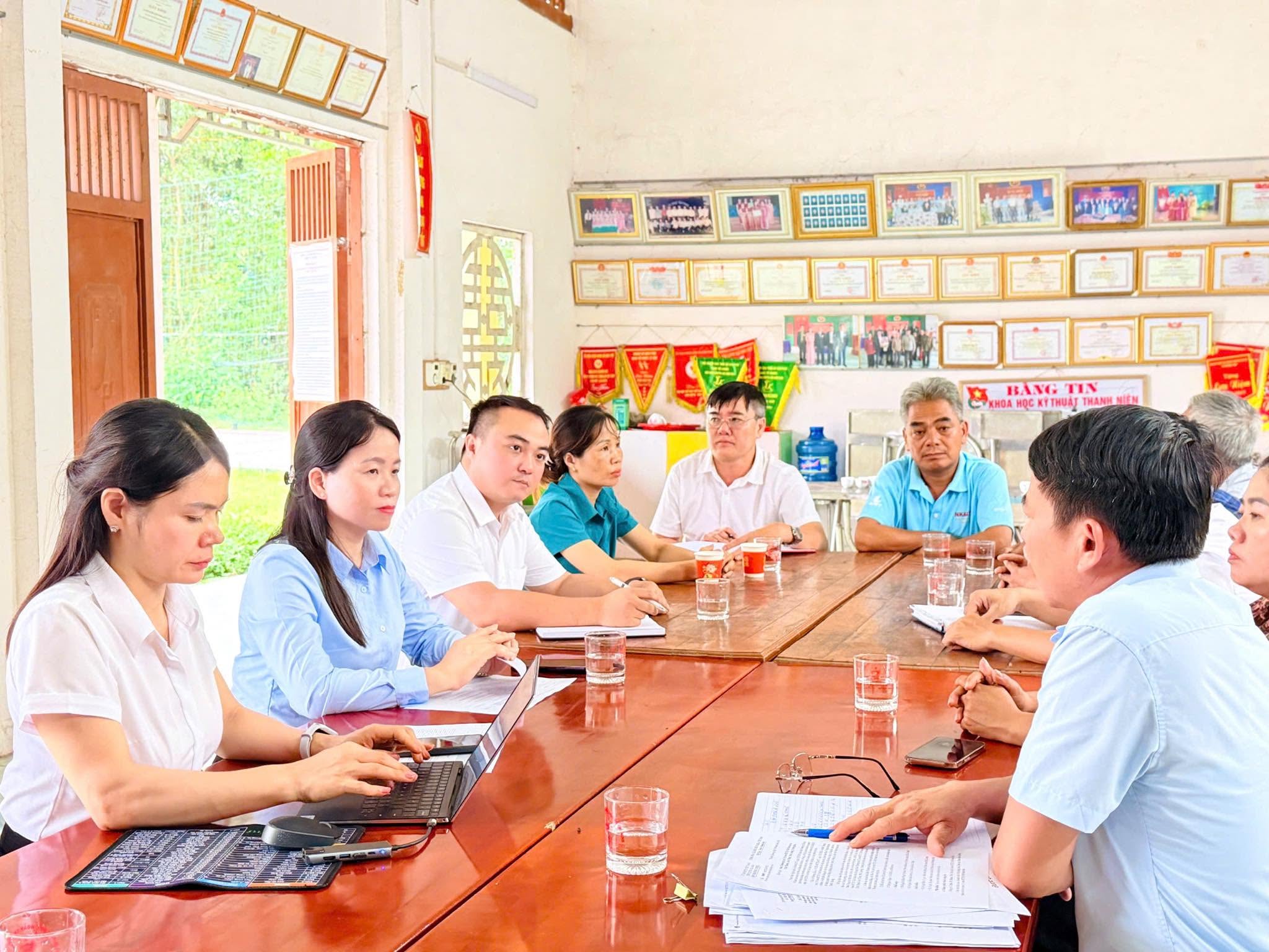 Đồng chí Trần Thị Hoàn, Phó Chủ tịch Ủy ban MTTQ Việt Nam tỉnh kiểm tra, nắm tình hình công tác sắp xếp thôn, tổ dân phố tại các xã Tân Thanh, Sơn Thủy, Phú Lương và Trường Sinh