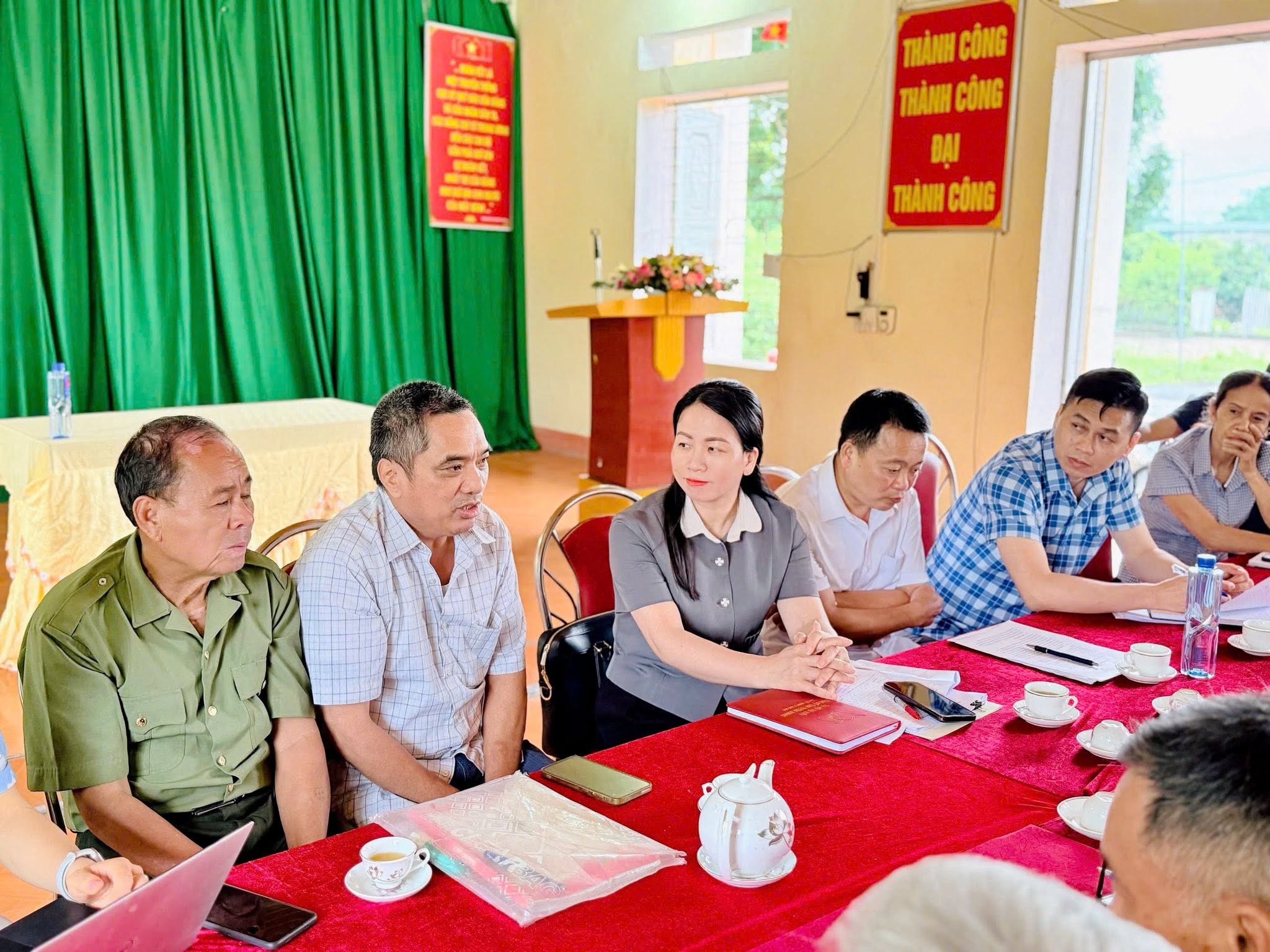 Đồng chí Trần Thị Hoàn, Phó Chủ tịch Ủy ban MTTQ Việt Nam tỉnh kiểm tra, nắm tình hình công tác sắp xếp thôn, tổ dân phố tại các xã Vị Xuyên, Linh Hồ và Thanh Thủy