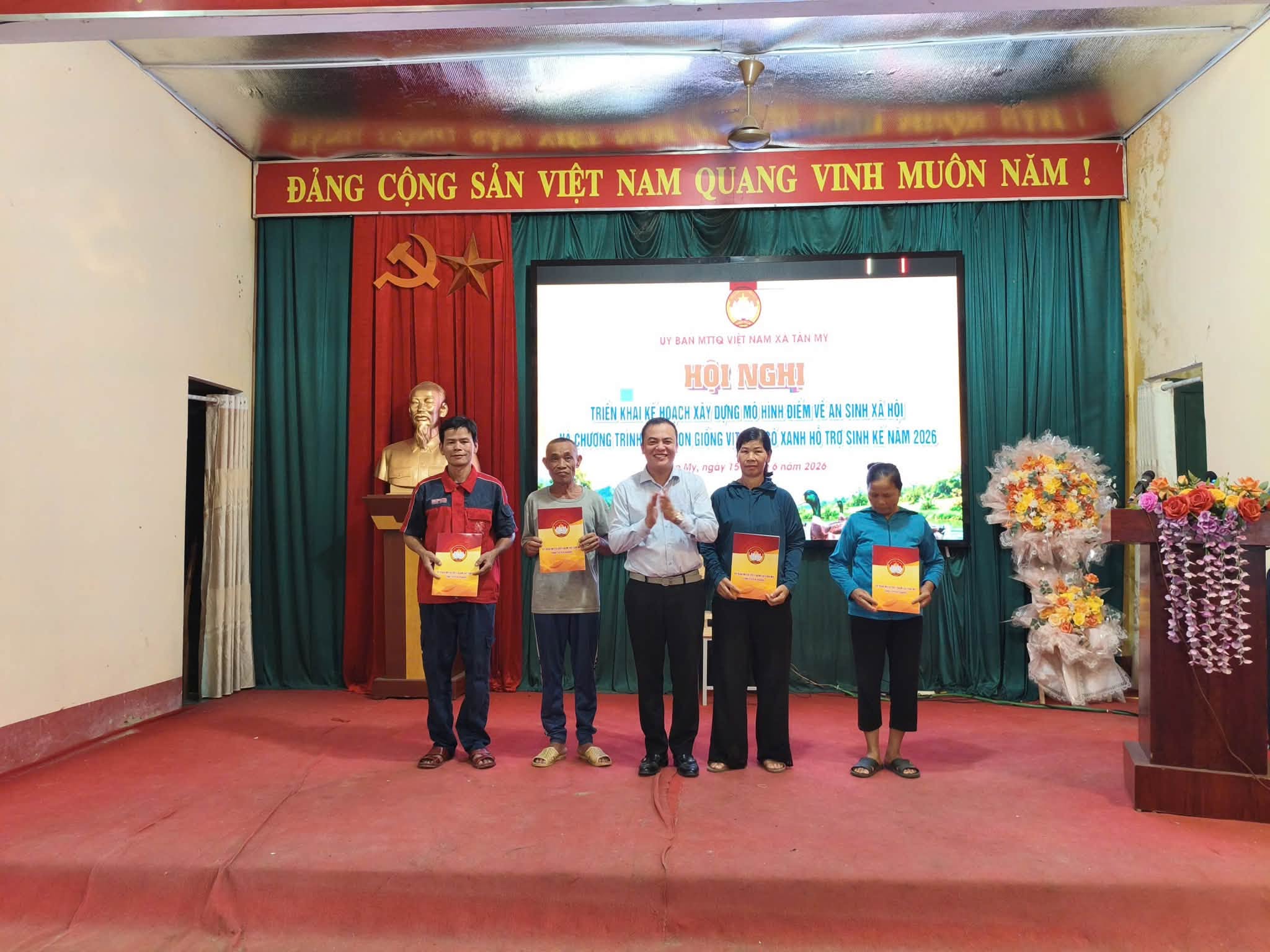 Ủy ban MTTQ Việt Nam xã Tân Mỹ trao hỗ trợ sinh kế cho các hộ gia đình có hoàn cảnh khó khăn tại thôn Bản Chẳng và Tông Lùng
