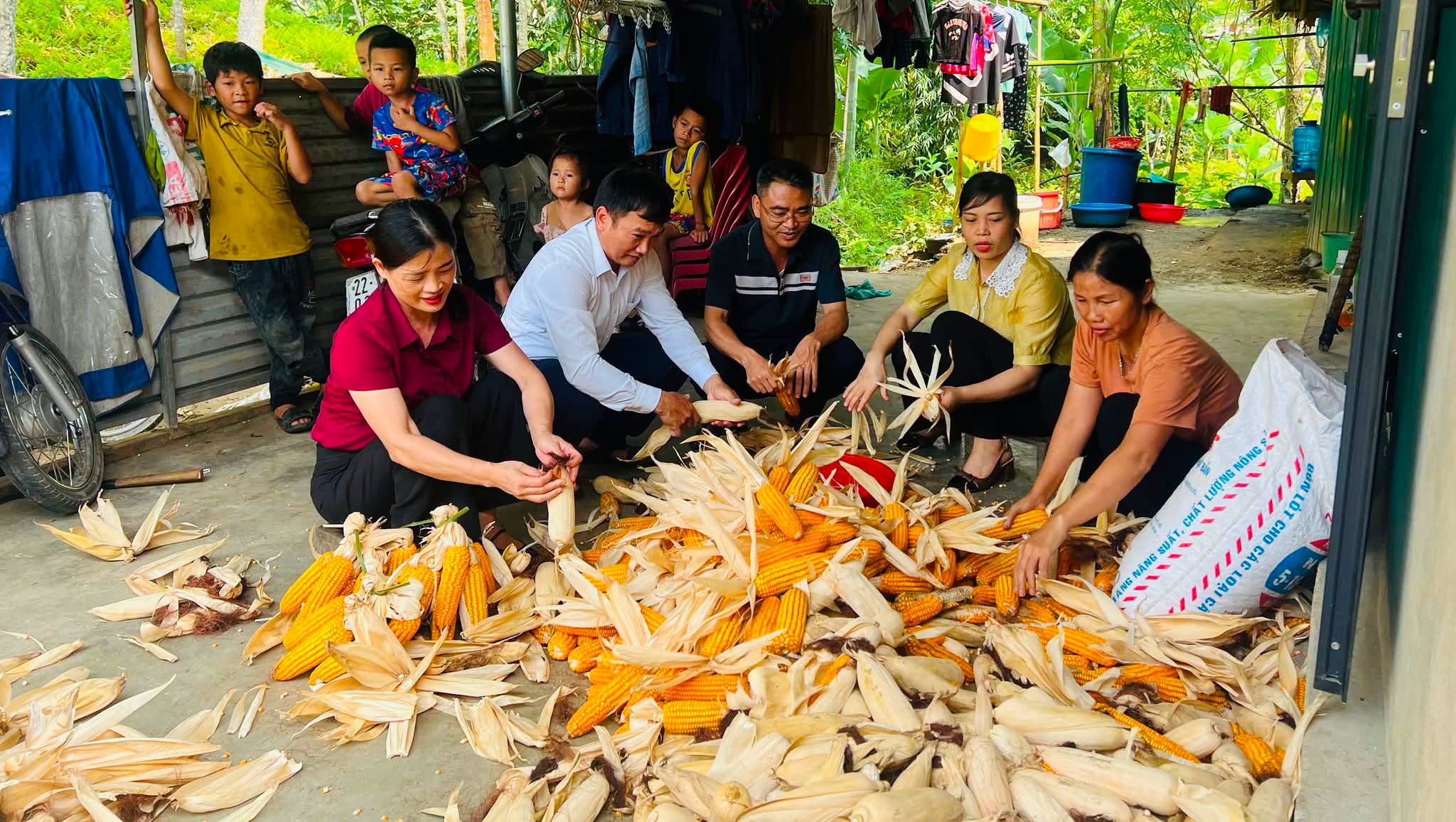 XÃ YÊN NGUYÊN: SÁT CÁNH CÙNG BÀ CON, ĐỘNG VIÊN CÁC HỘ NGHÈO CÓ HOÀN CẢNH KHÓ KHĂN VƯƠN LÊN TRONG CUỘC SỐNG