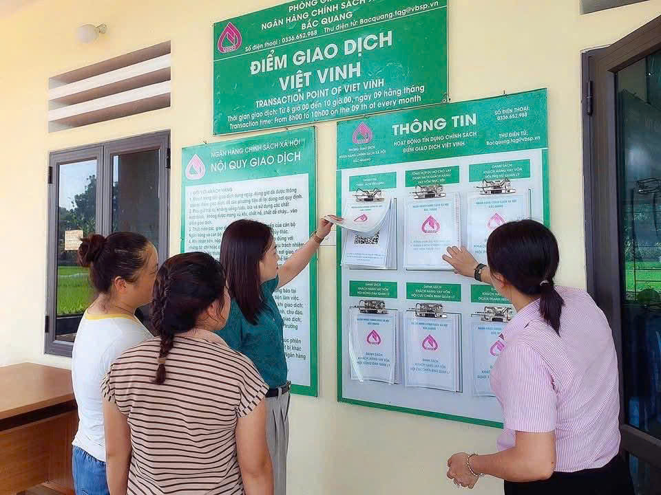 Ủy ban MTTQ Việt Nam xã Bắc Quang kiểm tra hoạt động Điểm giao dịch NHCSXH tại xã Việt Vinh
