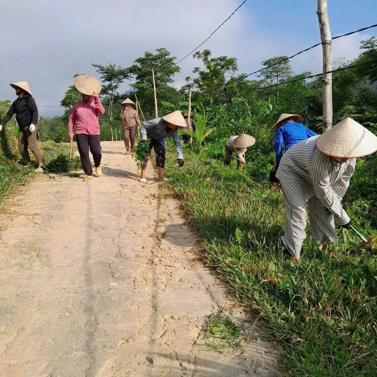 XÃ NGỌC ĐƯỜNG: Thôn Tây Yên ra quân vệ sinh môi trường