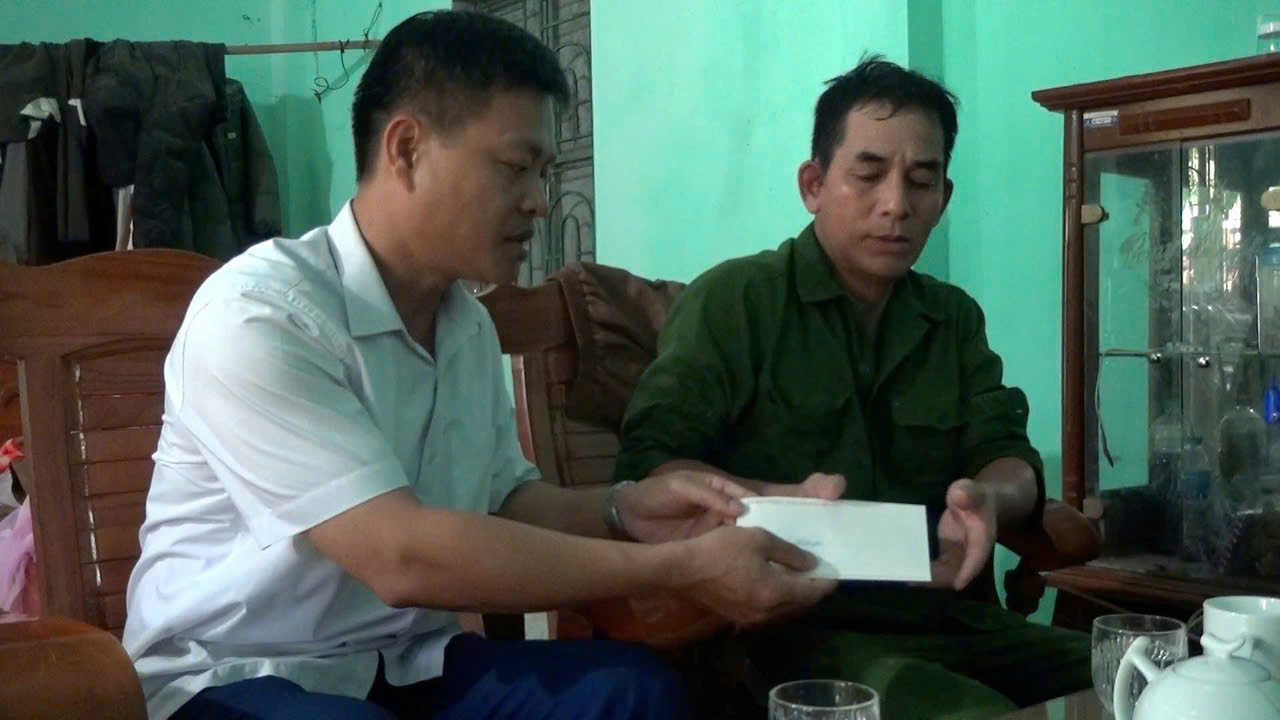 XÃ BẮC QUANG: Thăm hỏi, hỗ trợ gia đình bị thiệt hại do hỏa hoạn