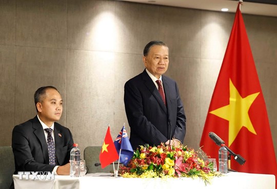 Tổng Bí thư, Chủ tịch nước Tô Lâm gặp gỡ cán bộ, nhân viên sứ quán và người Việt Nam tại New Zealand