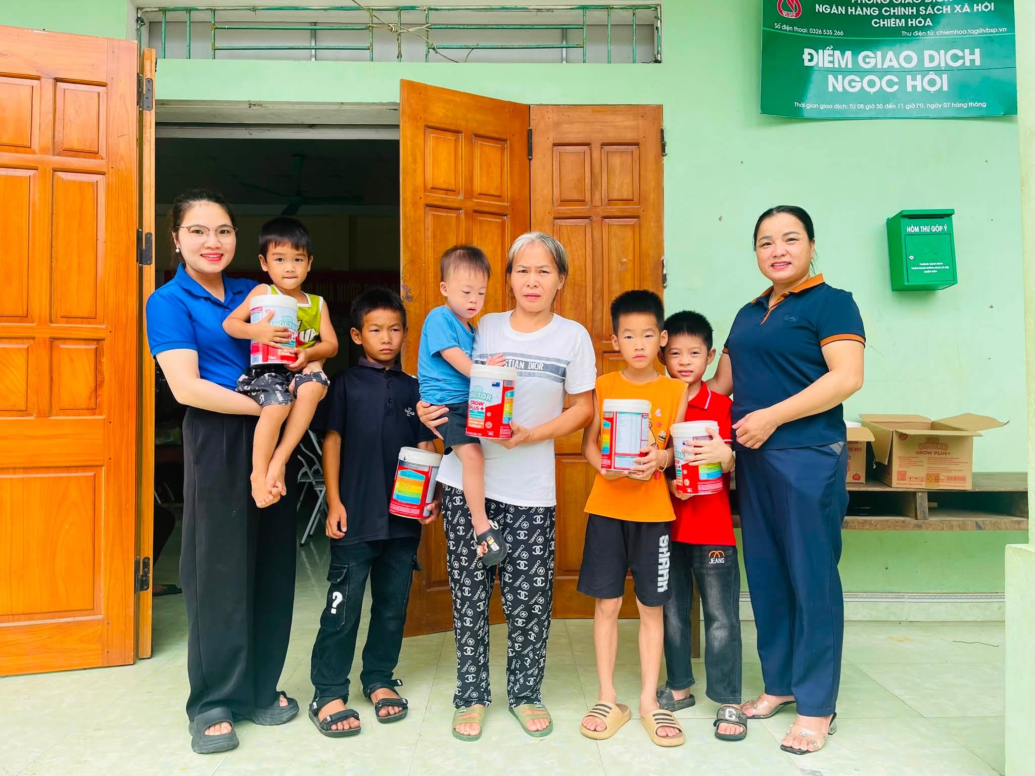 Đoàn TNCS Hồ Chí Minh xã Chiêm Hóa trao tặng sữa cho trẻ em có hoàn cảnh khó khăn, trẻ em suy dinh dưỡng