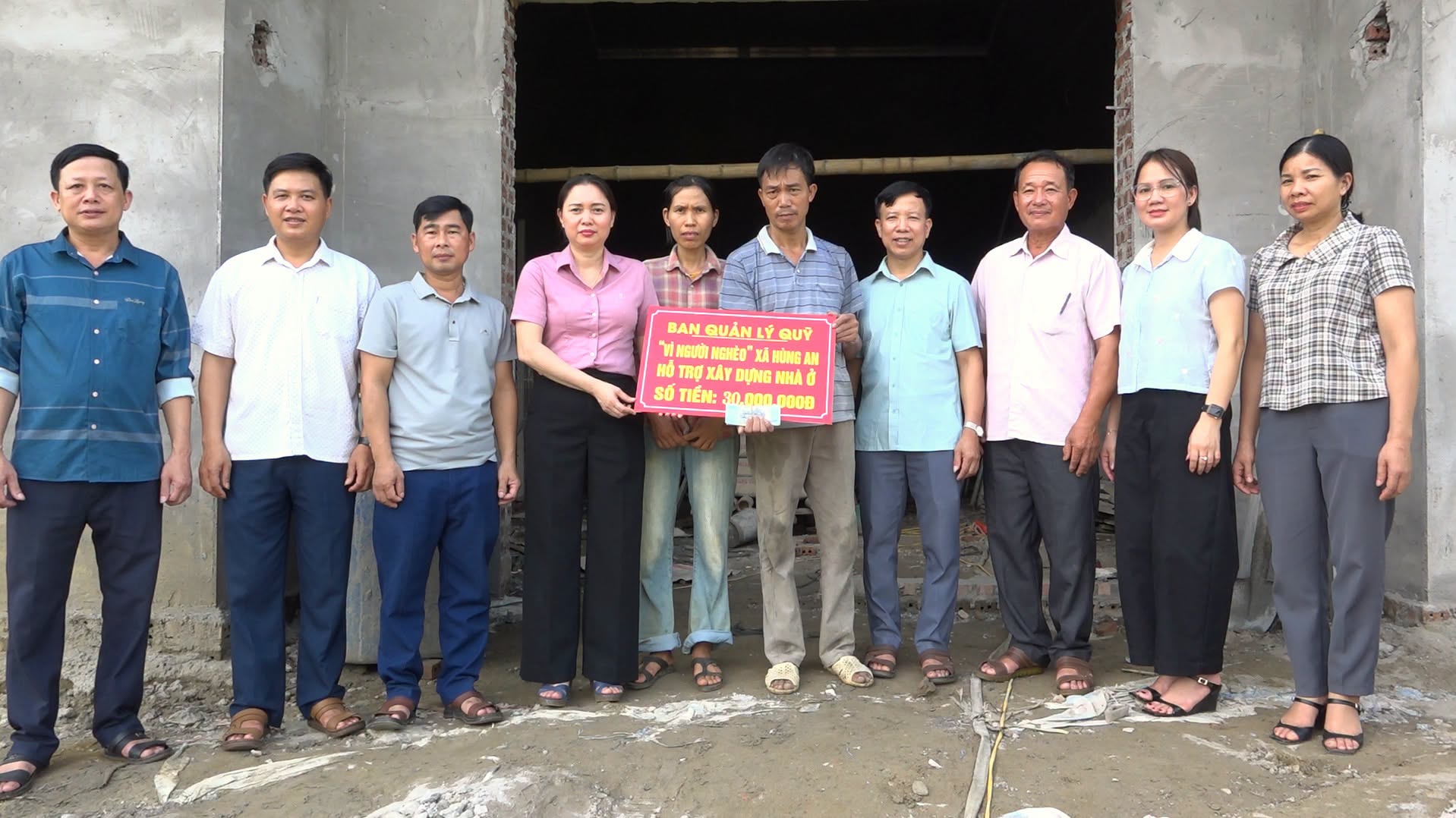 Xã Hùng An trao 30 triệu đồng hỗ trợ xây dựng nhà ở cho hộ có hoàn cảnh khó khăn