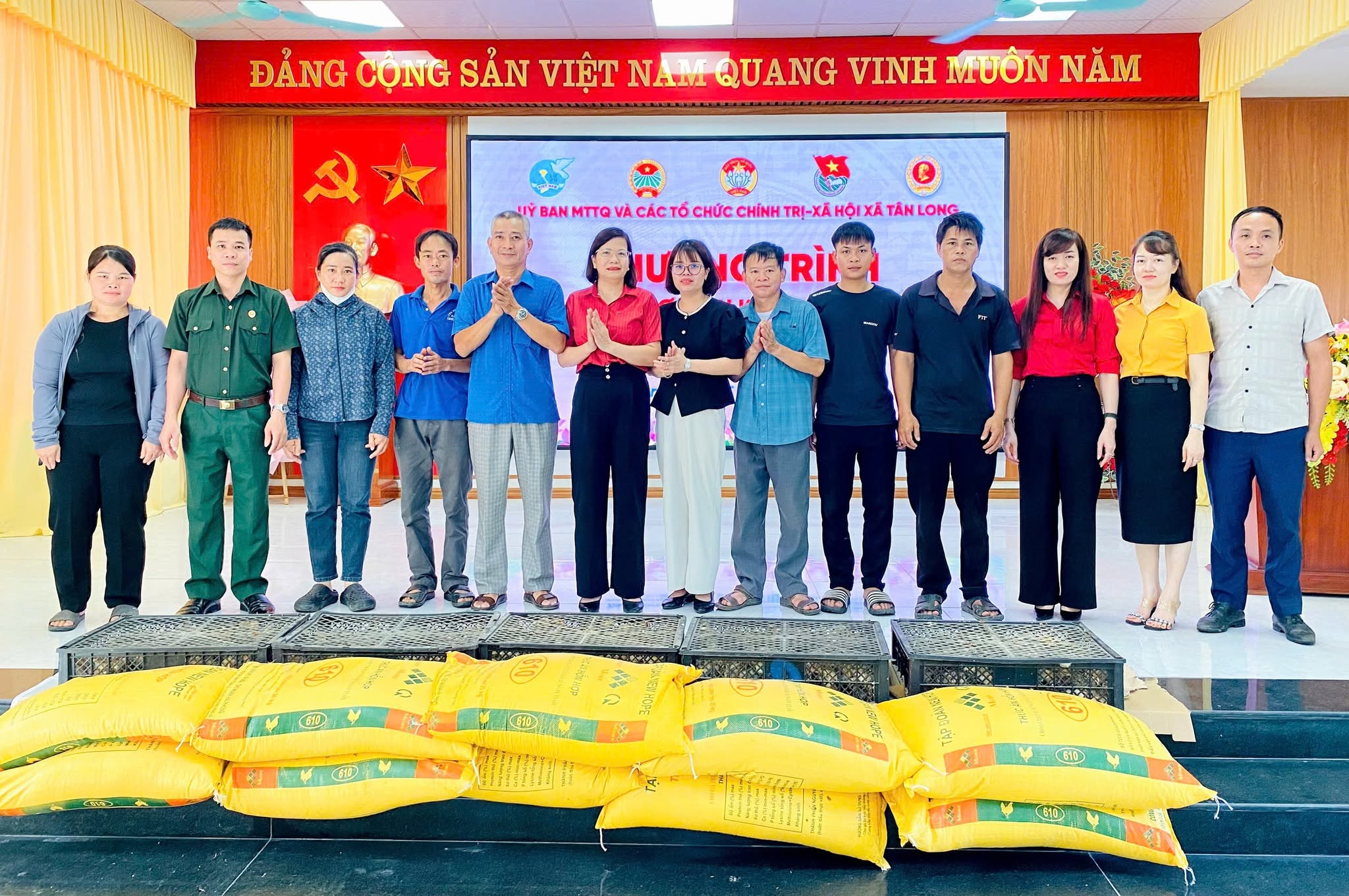 ỦY BAN MTTQ VÀ CÁC TỔ CHỨC CHÍNH TRỊ - XÃ HỘI XÃ TÂN LONG TRAO HỖ TRỢ SINH KẾ, TIẾP THÊM ĐỘNG LỰC ĐỂ HỘ KHÓ KHĂN VƯƠN LÊN