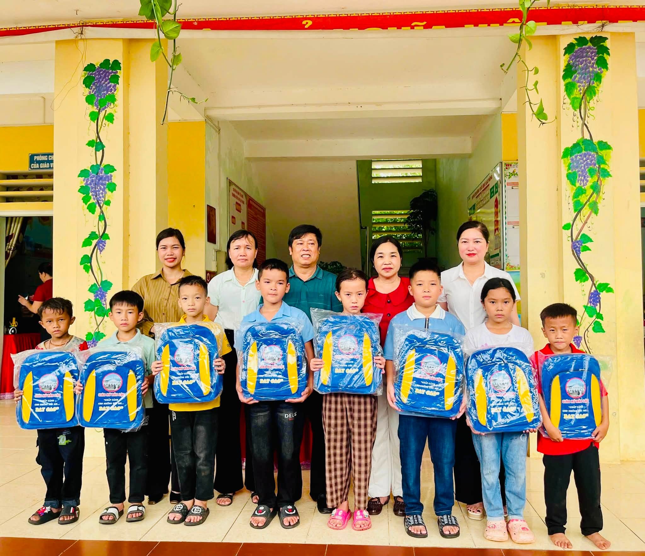 XÃ BẮC MÊ: TRAO YÊU THƯƠNG, TIẾP SỨC HỌC SINH VÀ GIÁO VIÊN TRƯỚC THỀM NĂM HỌC MỚI