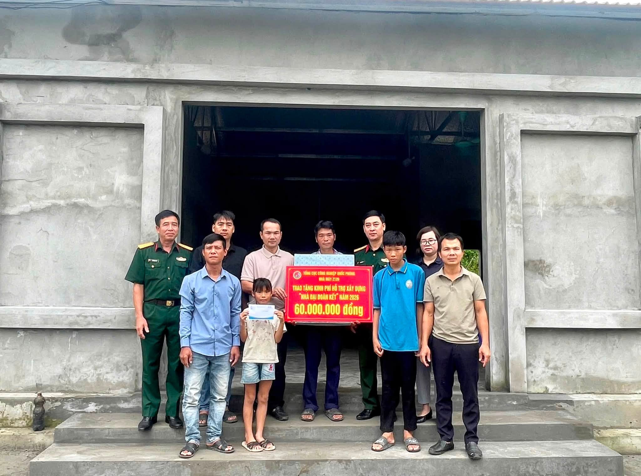 XÃ NHỮ KHÊ PHỐI HỢP TRAO KINH PHÍ HỖ TRỢ XÂY DỰNG “NHÀ ĐẠI ĐOÀN KẾT”