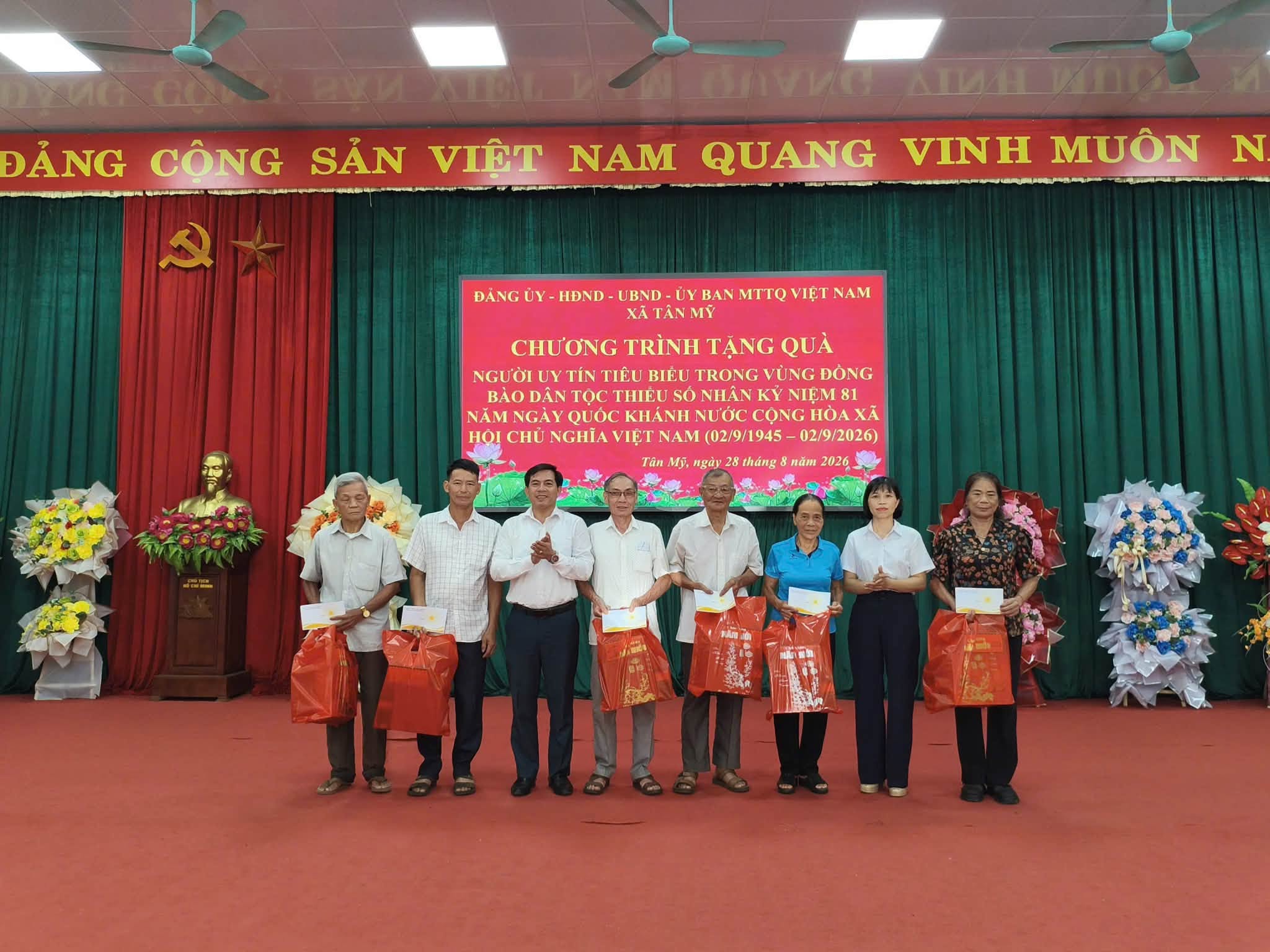 XÃ TÂN MỸ TRAO QUÀ CHO NGƯỜI UY TÍN TIÊU BIỂU TRONG ĐỒNG BÀO DÂN TỘC THIỂU SỐ NHÂN DỊP QUỐC KHÁNH 2/9