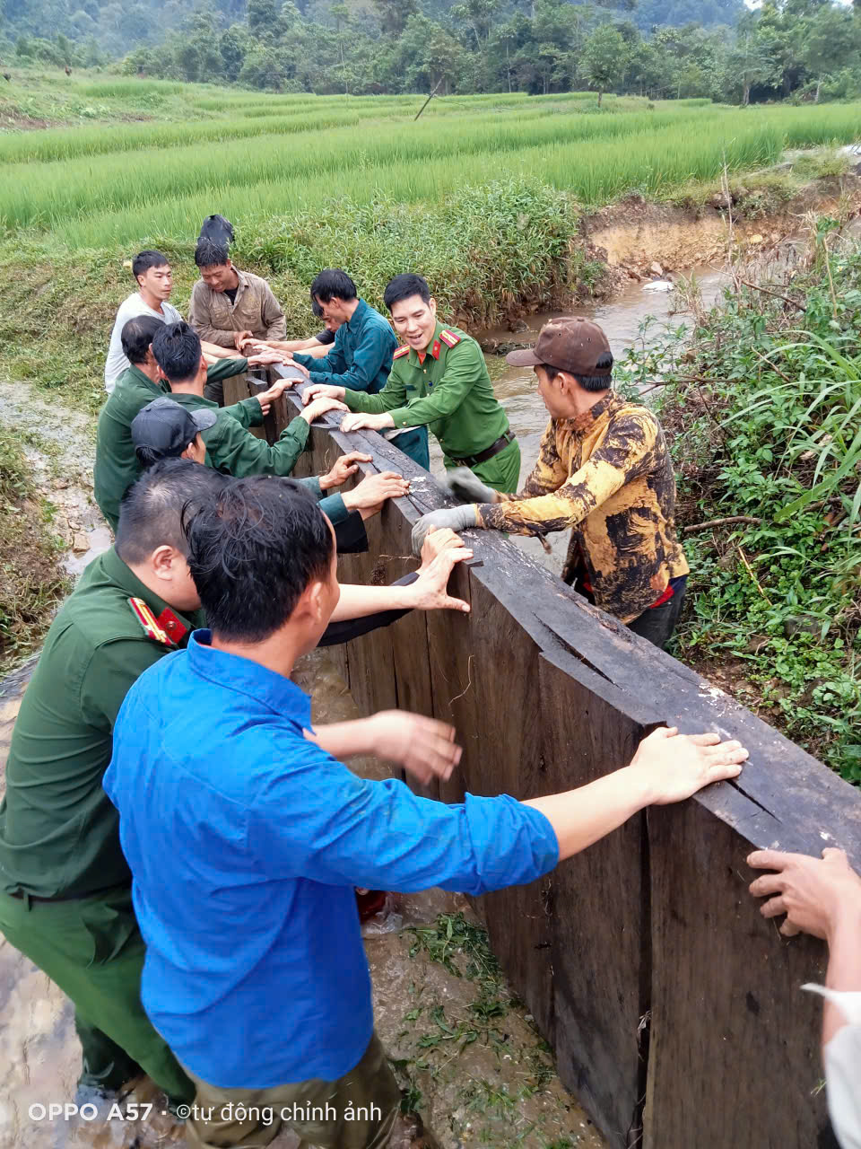 XÃ CÔN LÔN: THÔN TRUNG PHÌN PHÁT DỌN ĐƯỜNG GIAO THÔNG, SỬA CẦU DÂN SINH SAU MƯA LŨ