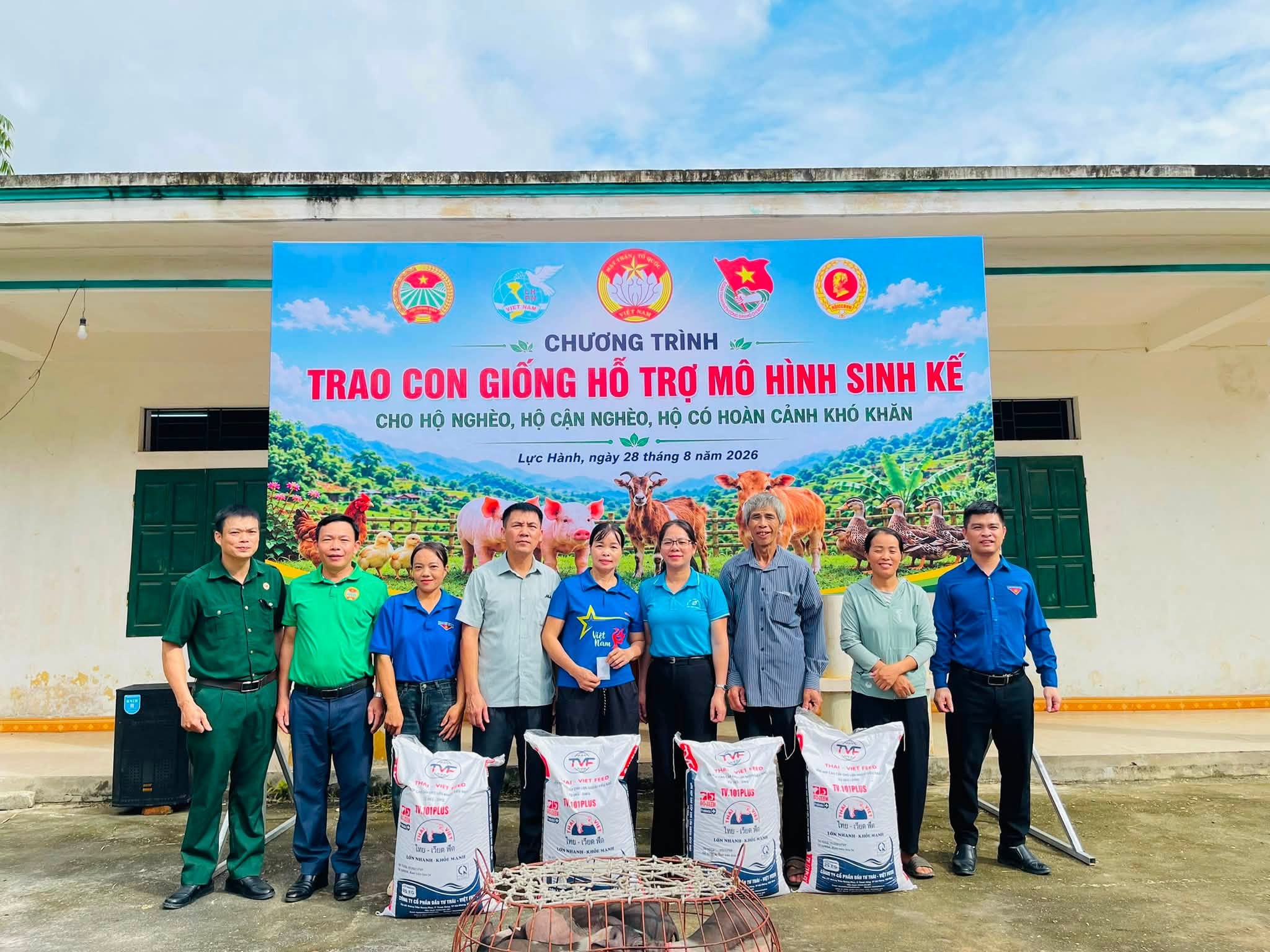 XÃ LỰC HÀNH TRAO CON GIỐNG HỖ TRỢ SINH KẾ CHO HỘ NGHÈO, HỘ CÓ HOÀN CẢNH KHÓ KHĂN