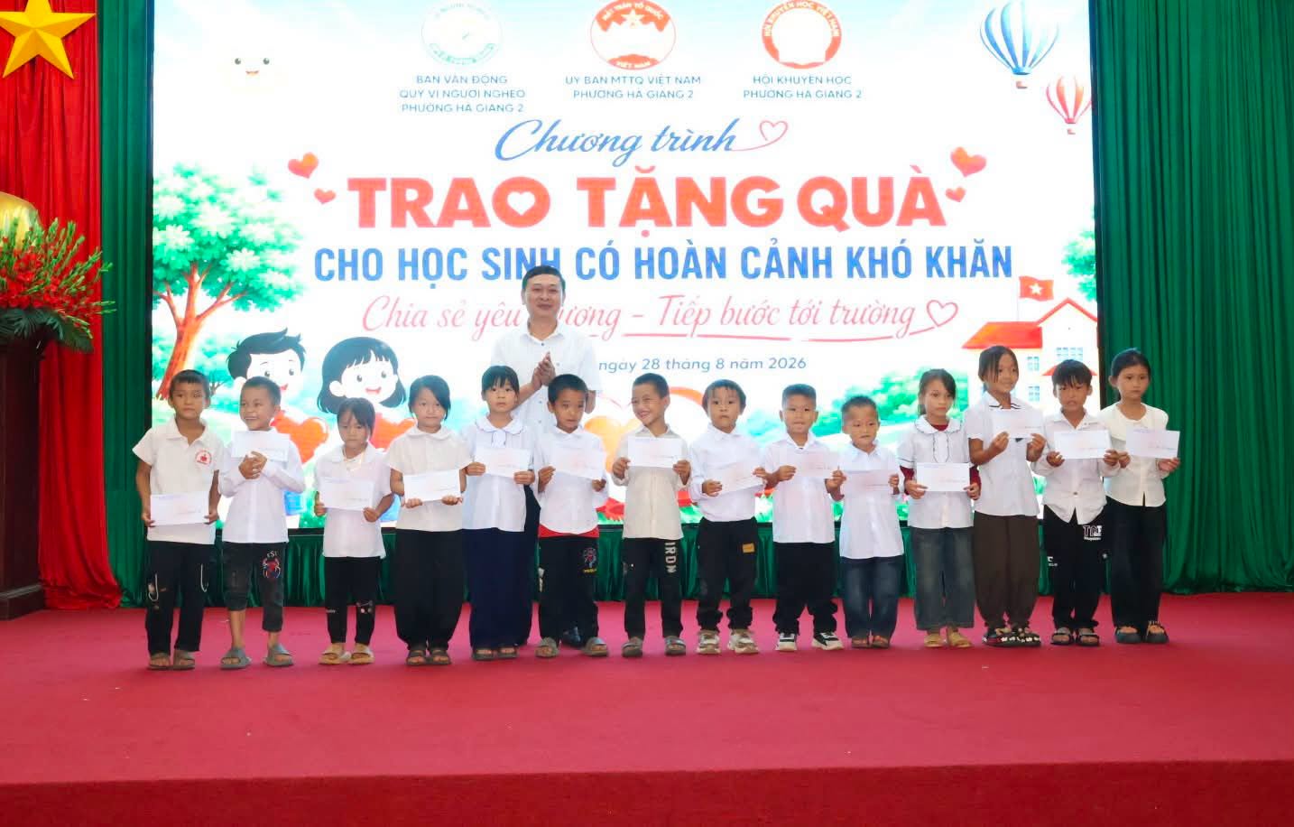 PHƯỜNG HÀ GIANG 2 TRAO 60 SUẤT QUÀ “TIẾP SỨC EM ĐẾN TRƯỜNG”