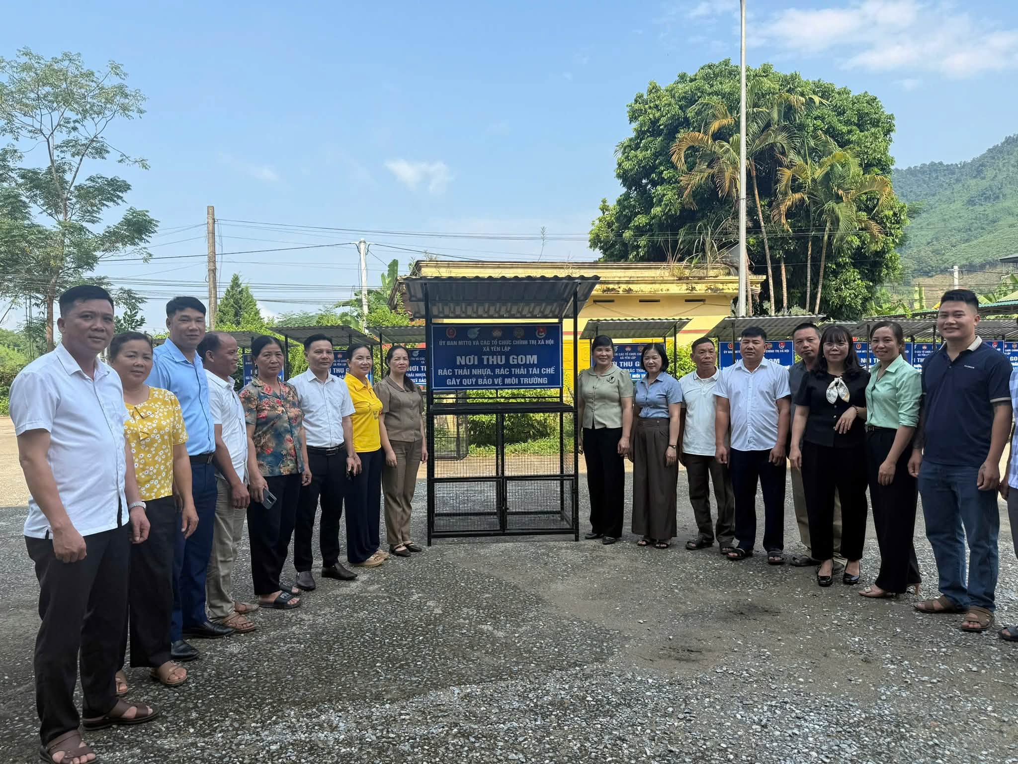 ỦY BAN MTTQ XÃ YÊN LẬP TRAO “NGÔI NHÀ THU GOM RÁC THẢI NHỰA, RÁC THẢI TÁI CHẾ” NĂM 2026