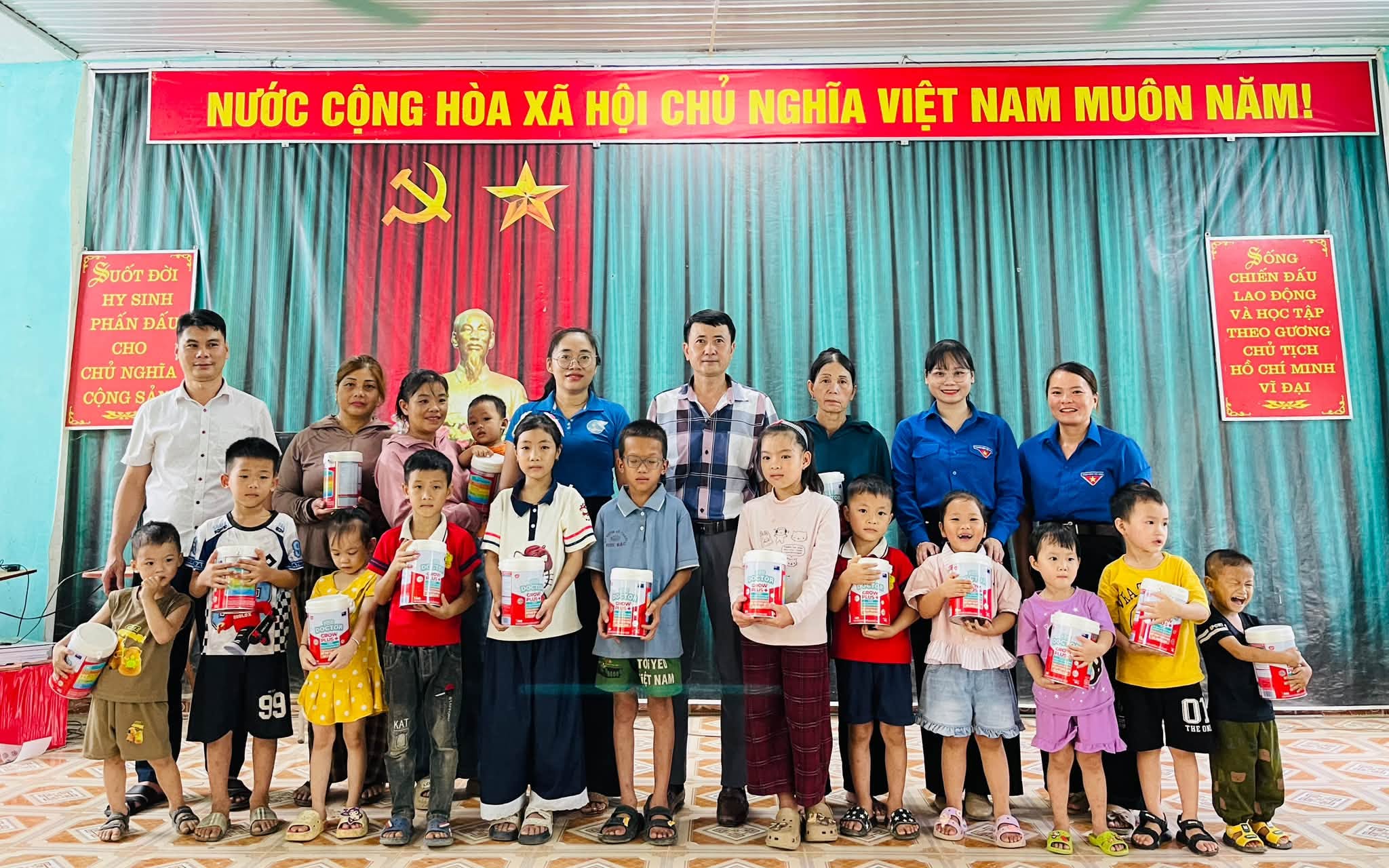XÃ KIÊN ĐÀI: Ủy ban MTTQ xã và các tổ chức chính trị - xã hội trao quà Trung thu cho trẻ em có hoàn cảnh khó khăn