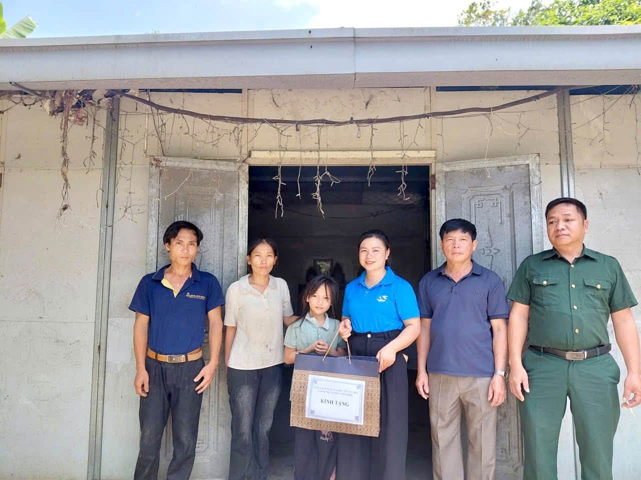 XÃ KIM BÌNH: Ủy ban MTTQ Việt Nam xã trao quà Trung thu cho trẻ em có hoàn cảnh khó khăn