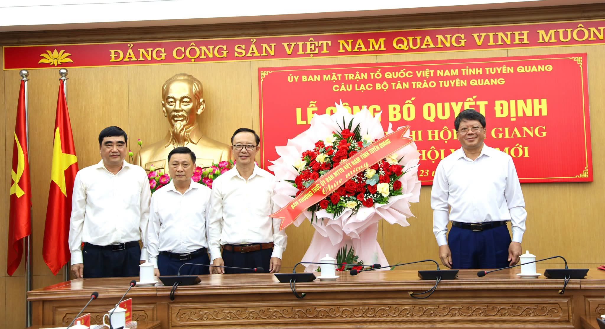 Đồng chí Hà Trung Kiên, Uỷ viên Ban Thường vụ Tỉnh uỷ, Phó Chủ tịch Thường trực Uỷ ban MTTQ Việt Nam tỉnh dự Lễ công bố Quyết định thành lập Chi hội Hà Giang trực thuộc Câu lạc bộ Tân Trào Tuyên Quang