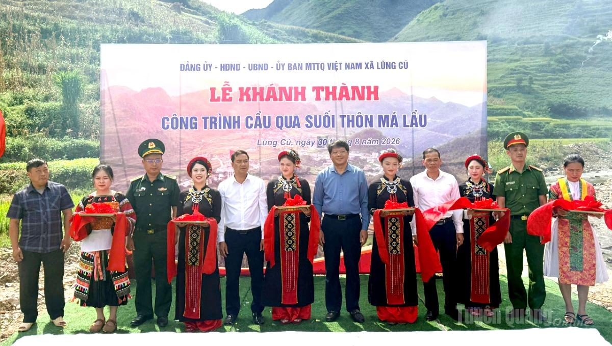 Đồng chí Phó Chủ tịch Thường trực Ủy ban MTTQ Việt Nma tỉnh Hà Trung Kiên dự khánh thành cầu suối Sửu kết nối tuyến đường liên thôn Ma Lé đi thôn Má Lầu A, Má Lầu B, xã Lũng Cú