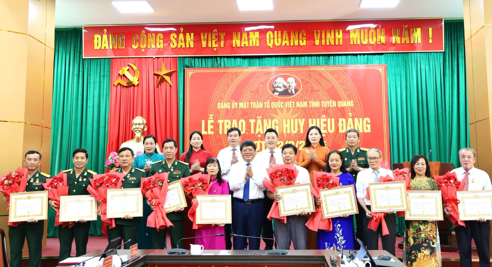 ĐẢNG ỦY MTTQ VIỆT NAM TỈNH TỔ CHỨC LỄ TRAO TẶNG HUY HIỆU ĐẢNG ĐỢT 02/9/2026