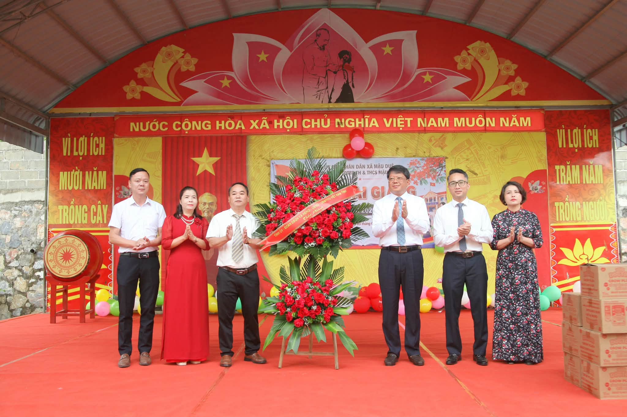 Đồng chí Phó Chủ tịch Thường trực Ủy ban MTTQ Việt Nam tỉnh Hà Trung Kiên dự Lễ khai giảng tại Trường Phổ thông dân tộc bán trú tiểu học và THCS Mậu Long, xã Mậu Duệ