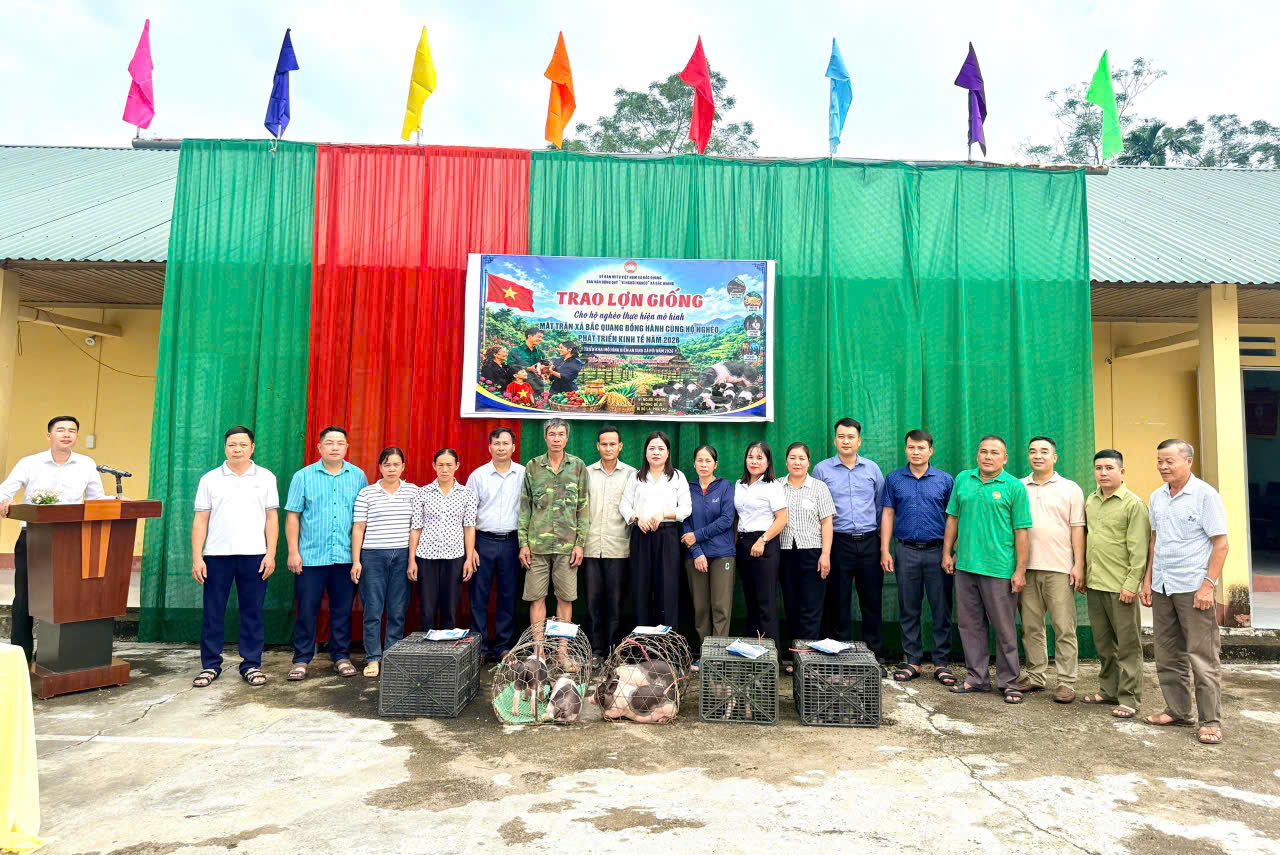 BẮC QUANG: HỖ TRỢ LỢN GIỐNG, TẠO SINH KẾ CHO HỘ NGHÈO VƯƠN LÊN THOÁT NGHÈO