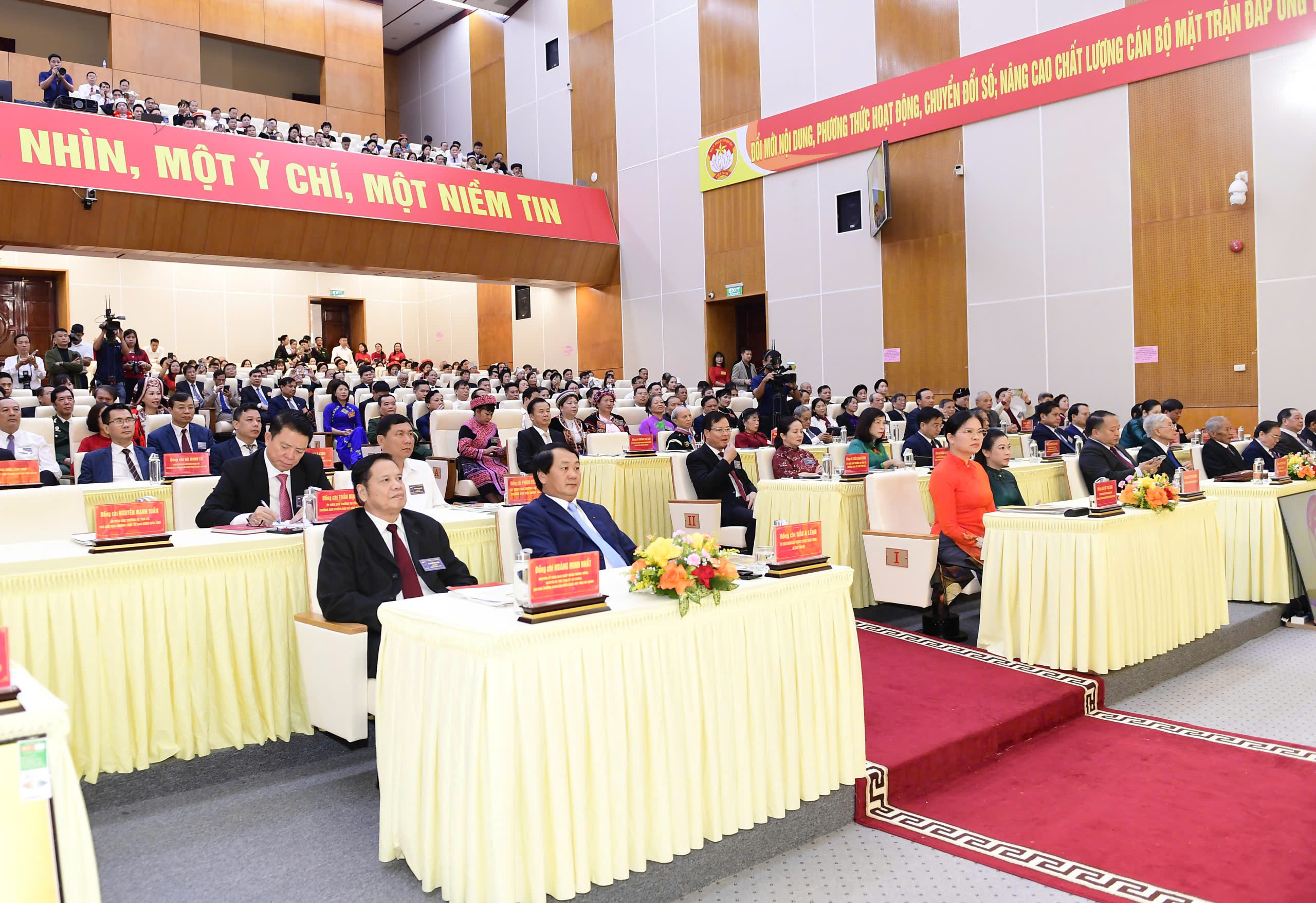 Các đồng chí lãnh đạo Trung ương và đại biểu dự Đại hội.