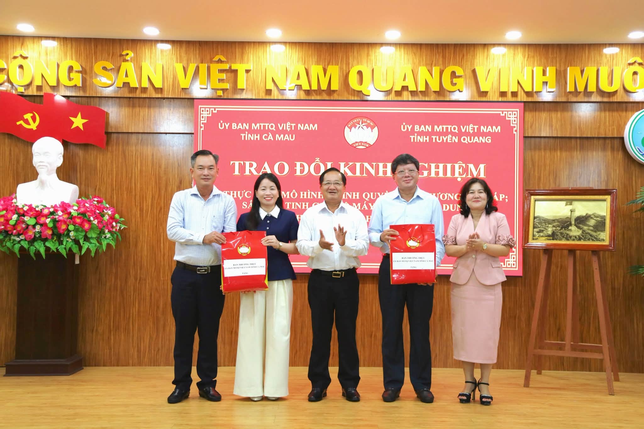 Đoàn công tác cơ quan Ủy ban MTTQ Việt Nam tỉnh Tuyên Quang trao đổi kinh nghiệm thực hiện chính quyền địa phương hai cấp, sắp xếp tinh gọn bộ máy tổ chức Mặt trận tại tỉnh Cà Mau.