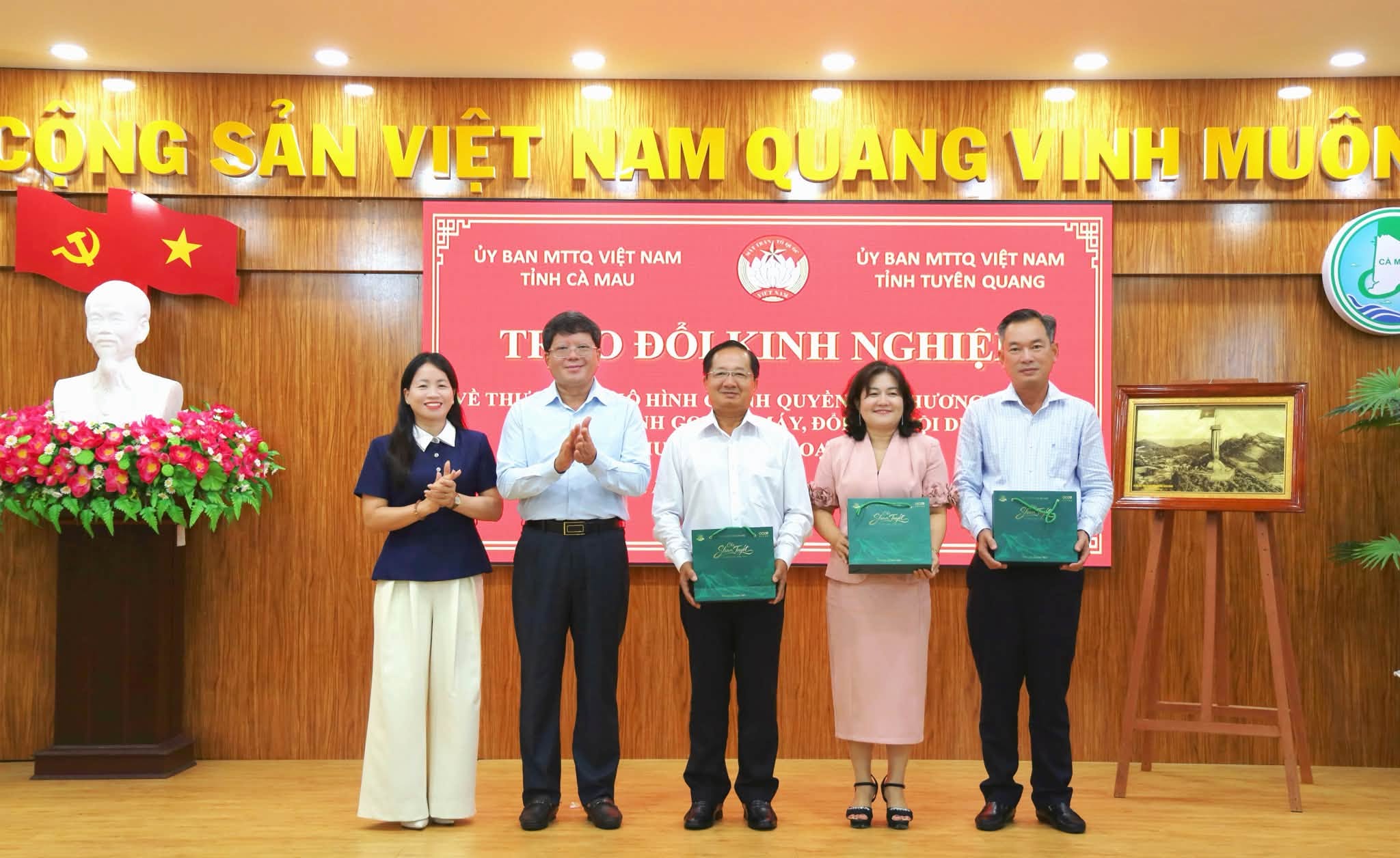 Đoàn công tác cơ quan Ủy ban MTTQ Việt Nam tỉnh Tuyên Quang trao đổi kinh nghiệm thực hiện chính quyền địa phương hai cấp, sắp xếp tinh gọn bộ máy tổ chức Mặt trận tại tỉnh Cà Mau.