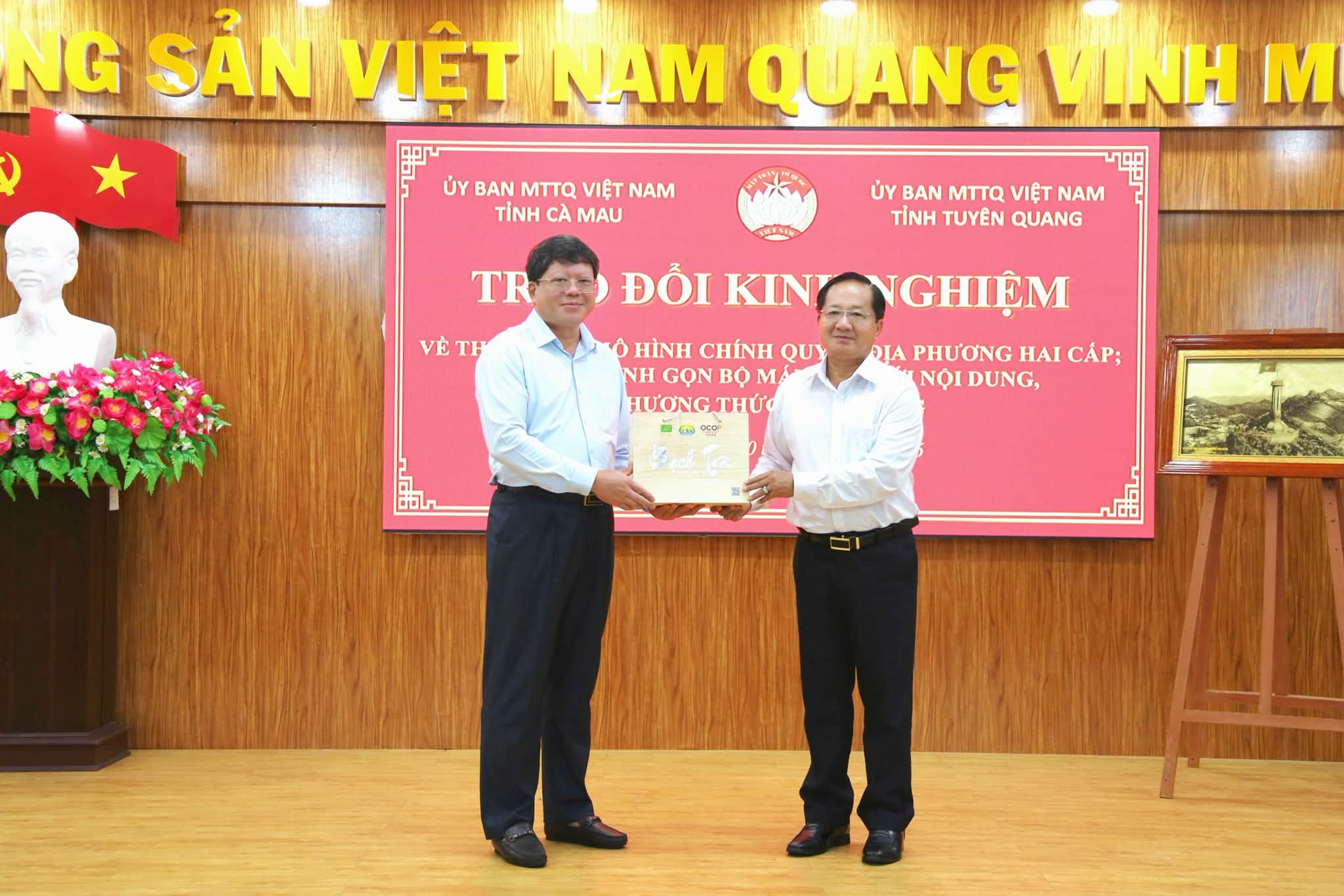 Đoàn công tác cơ quan Ủy ban MTTQ Việt Nam tỉnh Tuyên Quang trao đổi kinh nghiệm thực hiện chính quyền địa phương hai cấp, sắp xếp tinh gọn bộ máy tổ chức Mặt trận tại tỉnh Cà Mau.