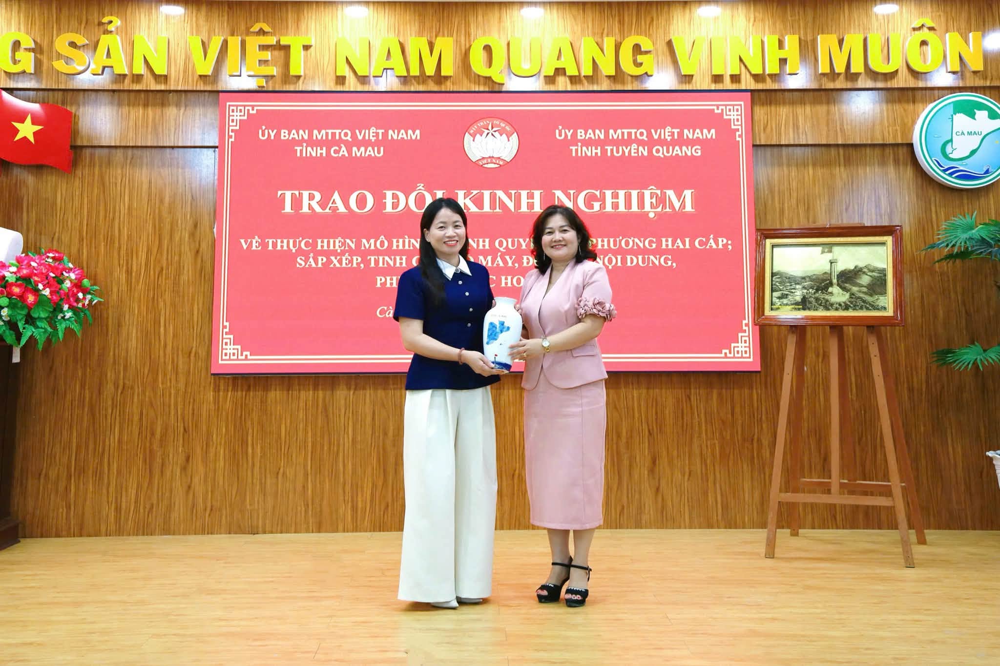 Đoàn công tác cơ quan Ủy ban MTTQ Việt Nam tỉnh Tuyên Quang trao đổi kinh nghiệm thực hiện chính quyền địa phương hai cấp, sắp xếp tinh gọn bộ máy tổ chức Mặt trận tại tỉnh Cà Mau.