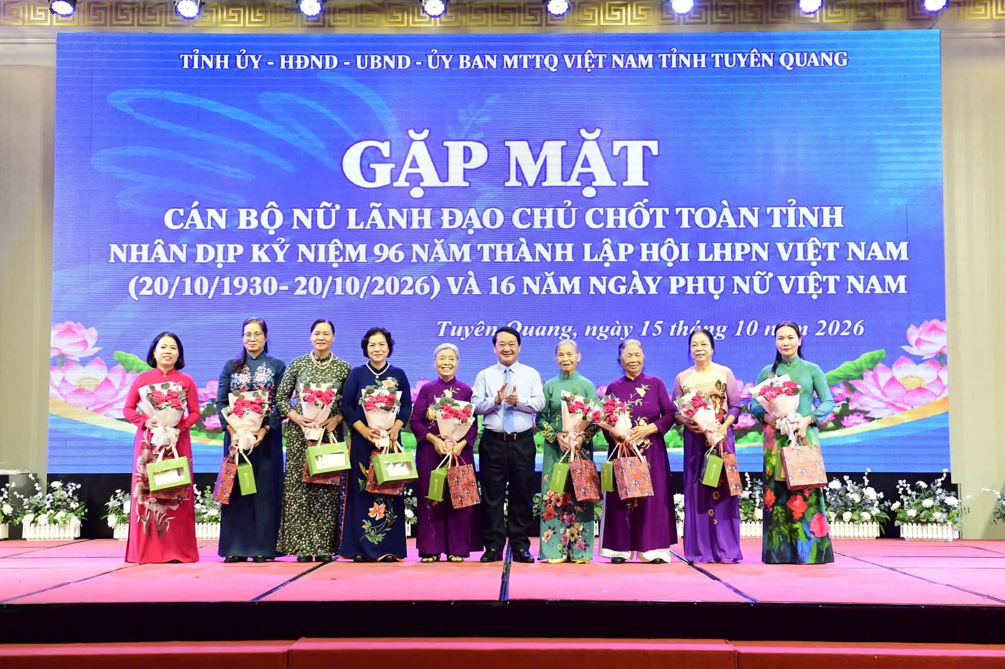 TUYÊN QUANG:  Gặp mặt tôn vinh cán bộ nữ lãnh đạo chủ chốt toàn tỉnh nhân Ngày Phụ nữ Việt Nam 20-10