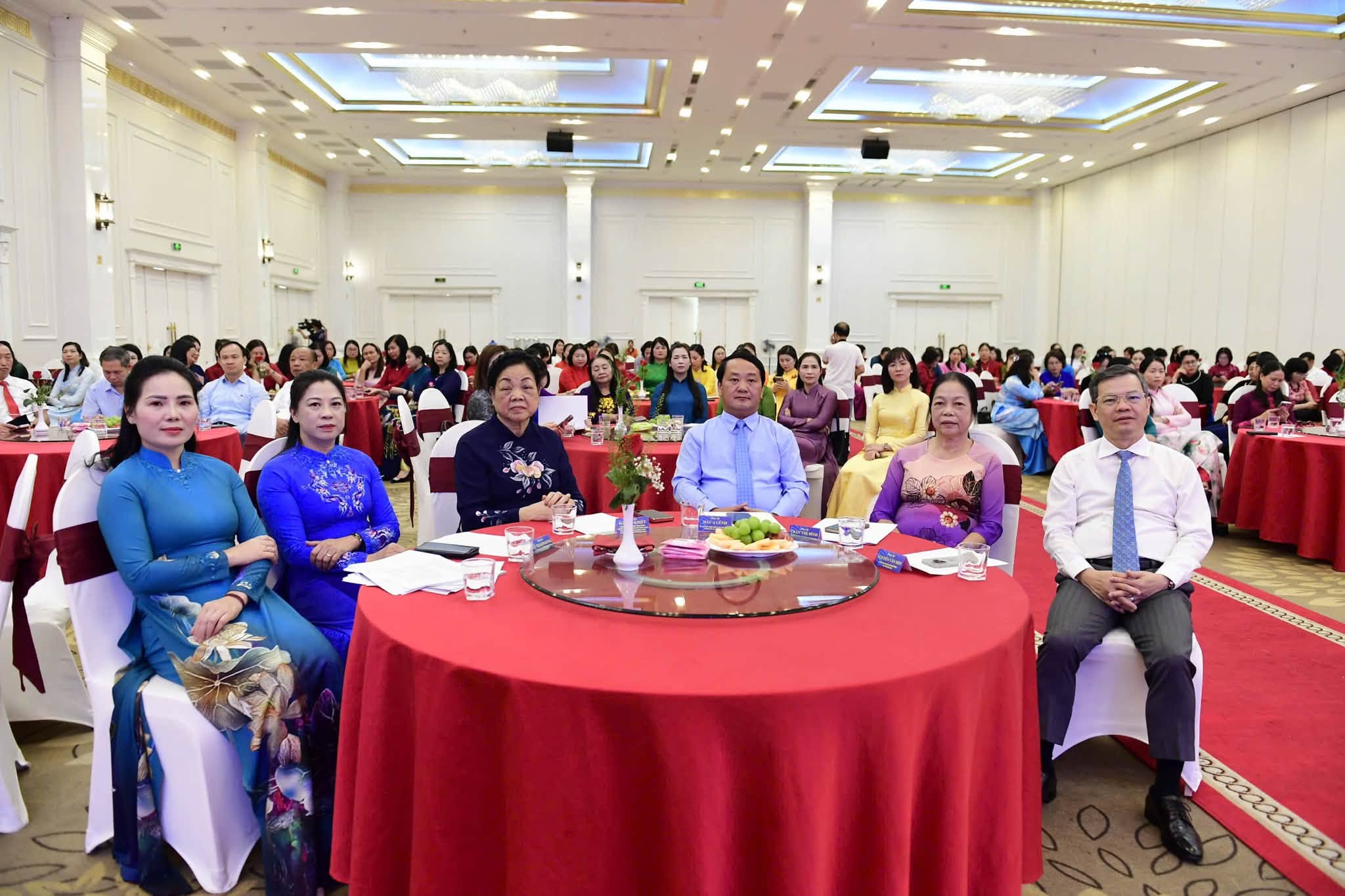 TUYÊN QUANG:  Gặp mặt tôn vinh cán bộ nữ lãnh đạo chủ chốt toàn tỉnh nhân Ngày Phụ nữ Việt Nam 20-10