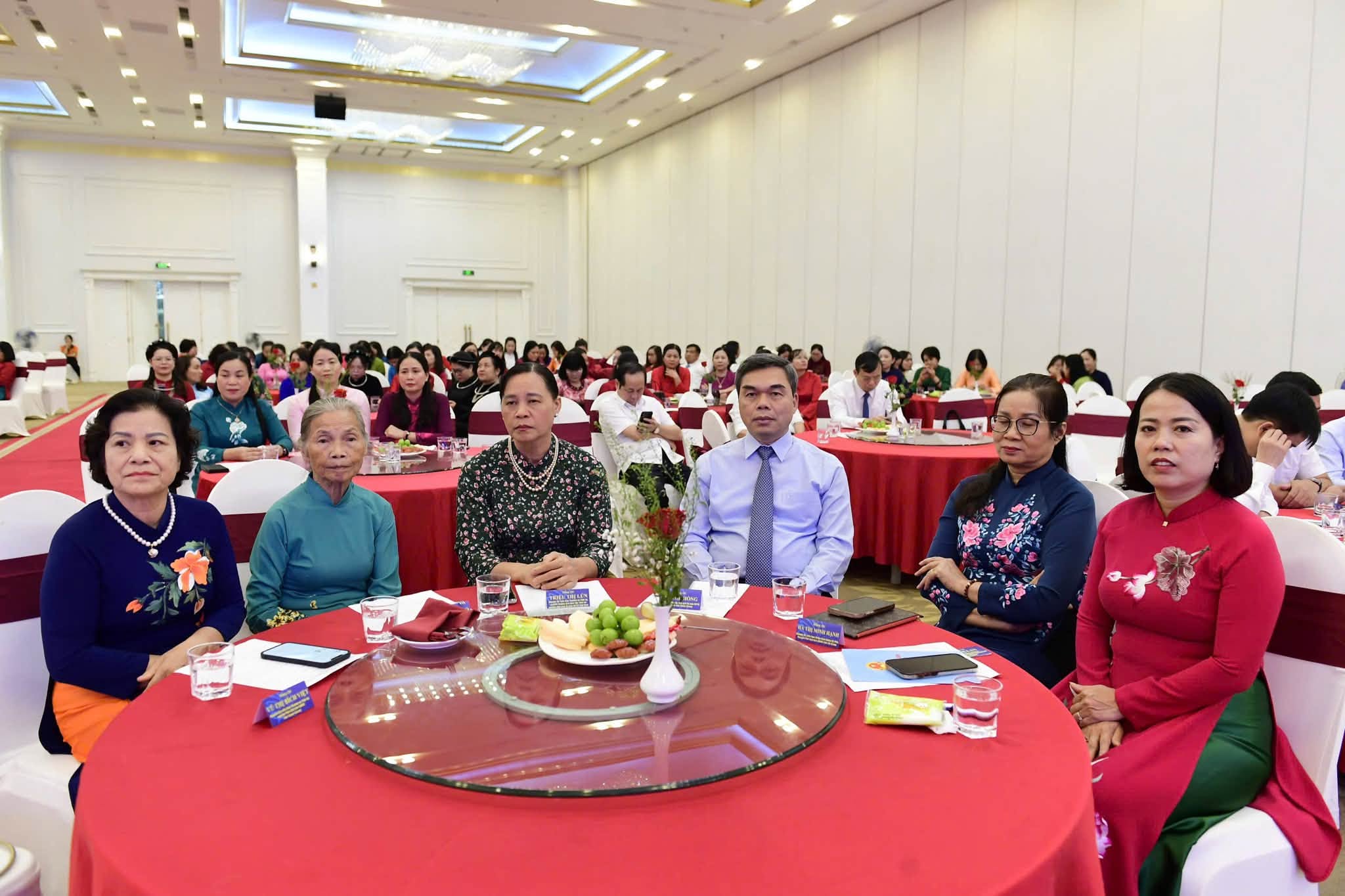 TUYÊN QUANG:  Gặp mặt tôn vinh cán bộ nữ lãnh đạo chủ chốt toàn tỉnh nhân Ngày Phụ nữ Việt Nam 20-10