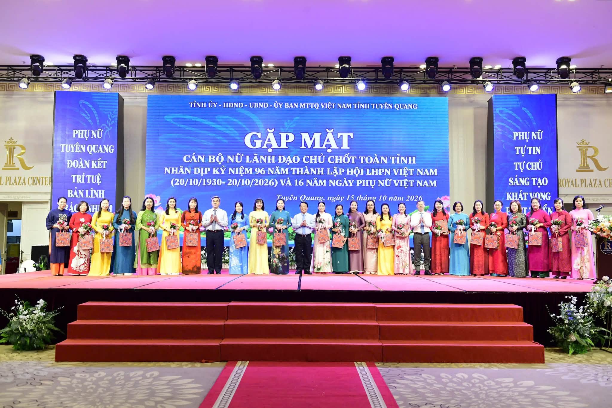TUYÊN QUANG:  Gặp mặt tôn vinh cán bộ nữ lãnh đạo chủ chốt toàn tỉnh nhân Ngày Phụ nữ Việt Nam 20-10