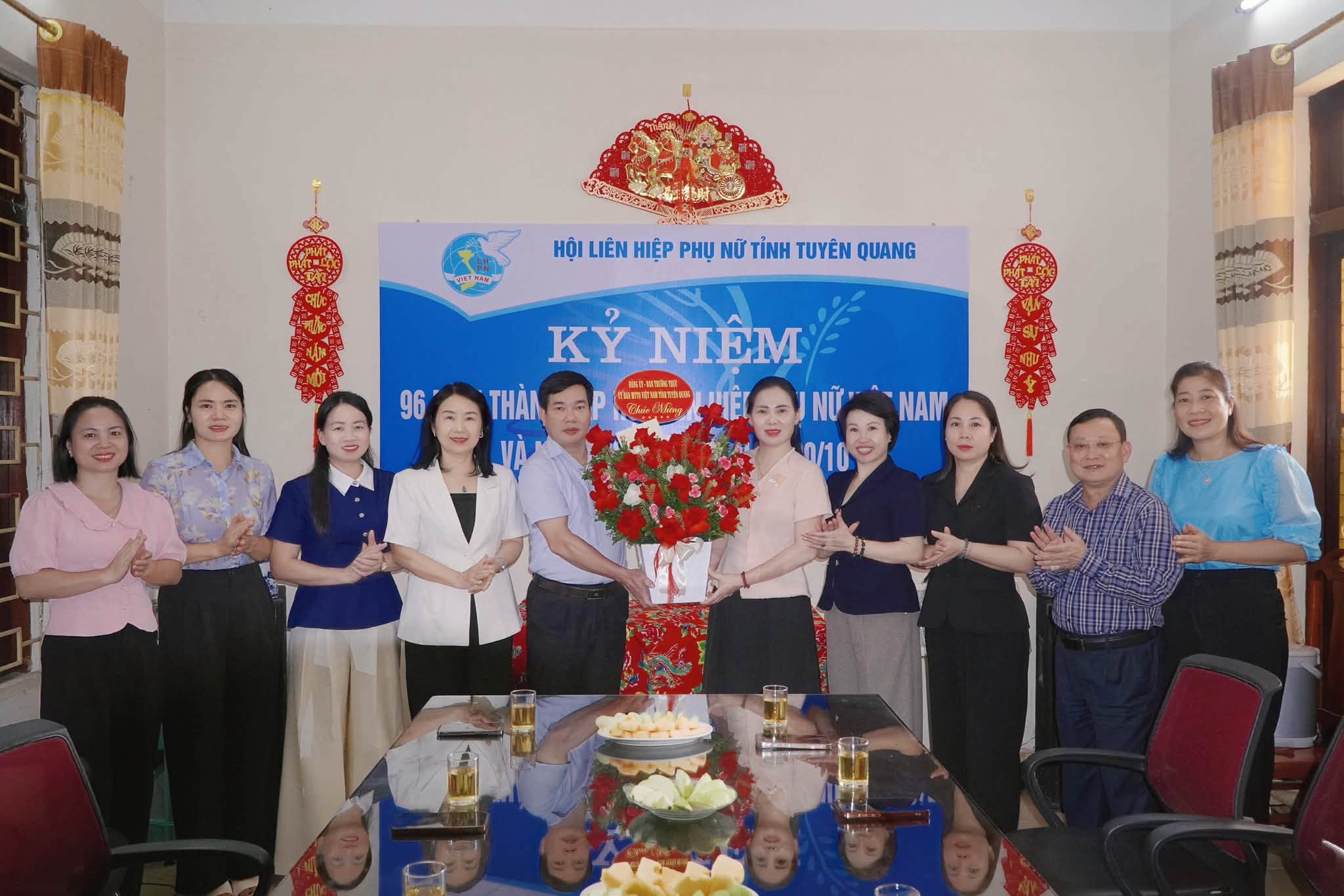 Đảng ủy MTTQ, các đoàn thể tỉnh và Ban Thường trực Ủy ban MTTQ Việt Nam tỉnh tặng hoa chúc mừng Hội Liên hiệp Phụ nữ tỉnh Tuyên Quang nhân kỷ niệm 96 năm Ngày thành lập Hội Liên hiệp Phụ nữ Việt Nam