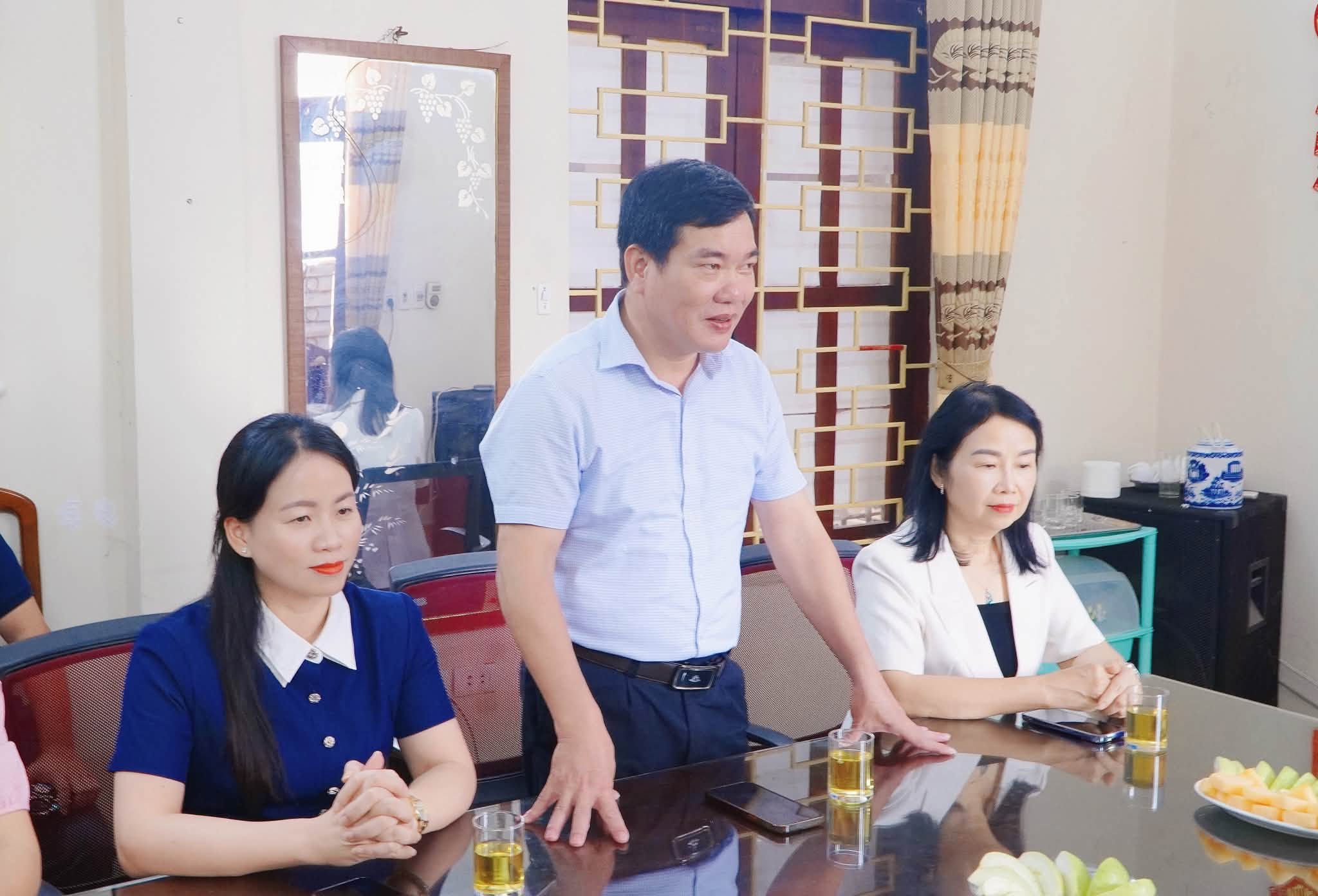 Đảng ủy MTTQ, các đoàn thể tỉnh và Ban Thường trực Ủy ban MTTQ Việt Nam tỉnh tặng hoa chúc mừng Hội Liên hiệp Phụ nữ tỉnh Tuyên Quang nhân kỷ niệm 96 năm Ngày thành lập Hội Liên hiệp Phụ nữ Việt Nam