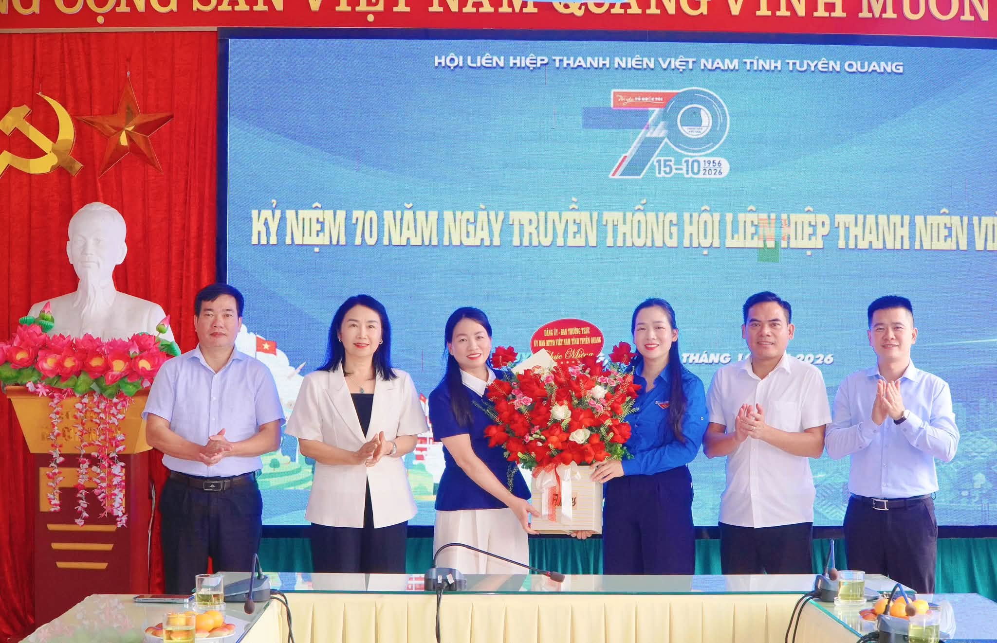Đảng ủy MTTQ, các đoàn thể tỉnh và Ban Thường trực Ủy ban MTTQ Việt Nam tỉnh tặng hoa chúc mừng Hội Liên hiệp Thanh niên Việt Nam tỉnh Tuyên Quang nhân kỷ niệm 70 năm Ngày truyền thống Hội Liên hiệp Thanh niên Việt Nam