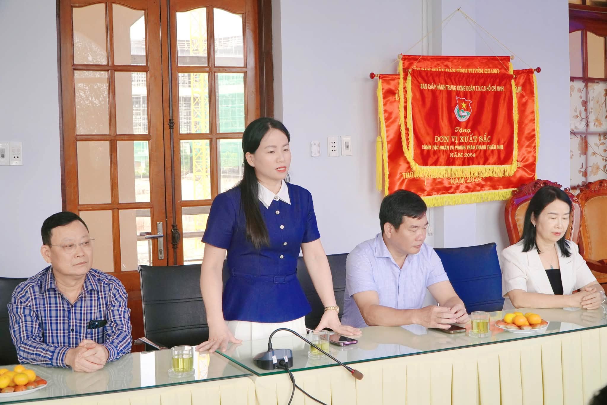Đảng ủy MTTQ, các đoàn thể tỉnh và Ban Thường trực Ủy ban MTTQ Việt Nam tỉnh tặng hoa chúc mừng Hội Liên hiệp Thanh niên Việt Nam tỉnh Tuyên Quang nhân kỷ niệm 70 năm Ngày truyền thống Hội Liên hiệp Thanh niên Việt Nam
