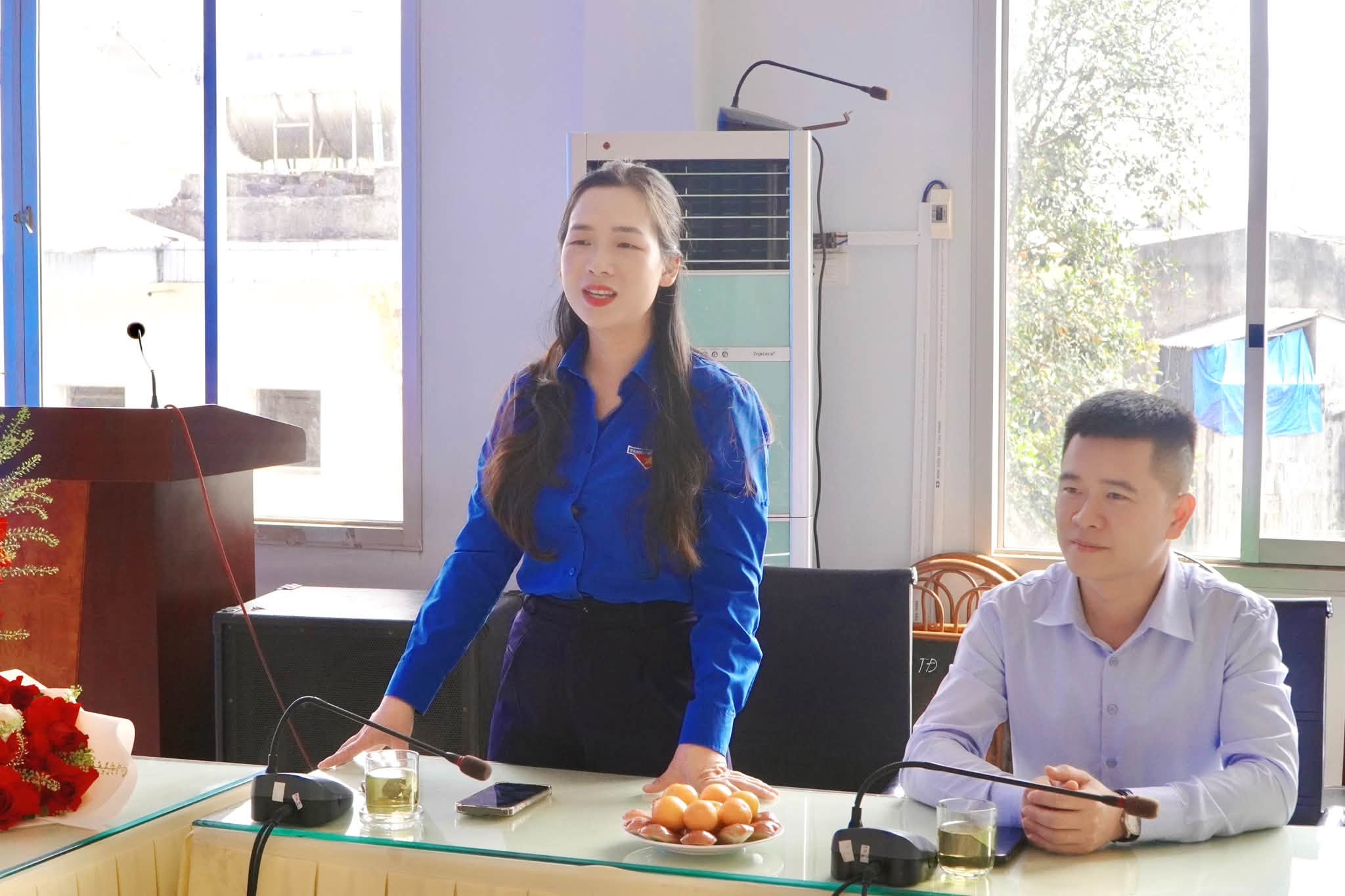 Đảng ủy MTTQ, các đoàn thể tỉnh và Ban Thường trực Ủy ban MTTQ Việt Nam tỉnh tặng hoa chúc mừng Hội Liên hiệp Thanh niên Việt Nam tỉnh Tuyên Quang nhân kỷ niệm 70 năm Ngày truyền thống Hội Liên hiệp Thanh niên Việt Nam